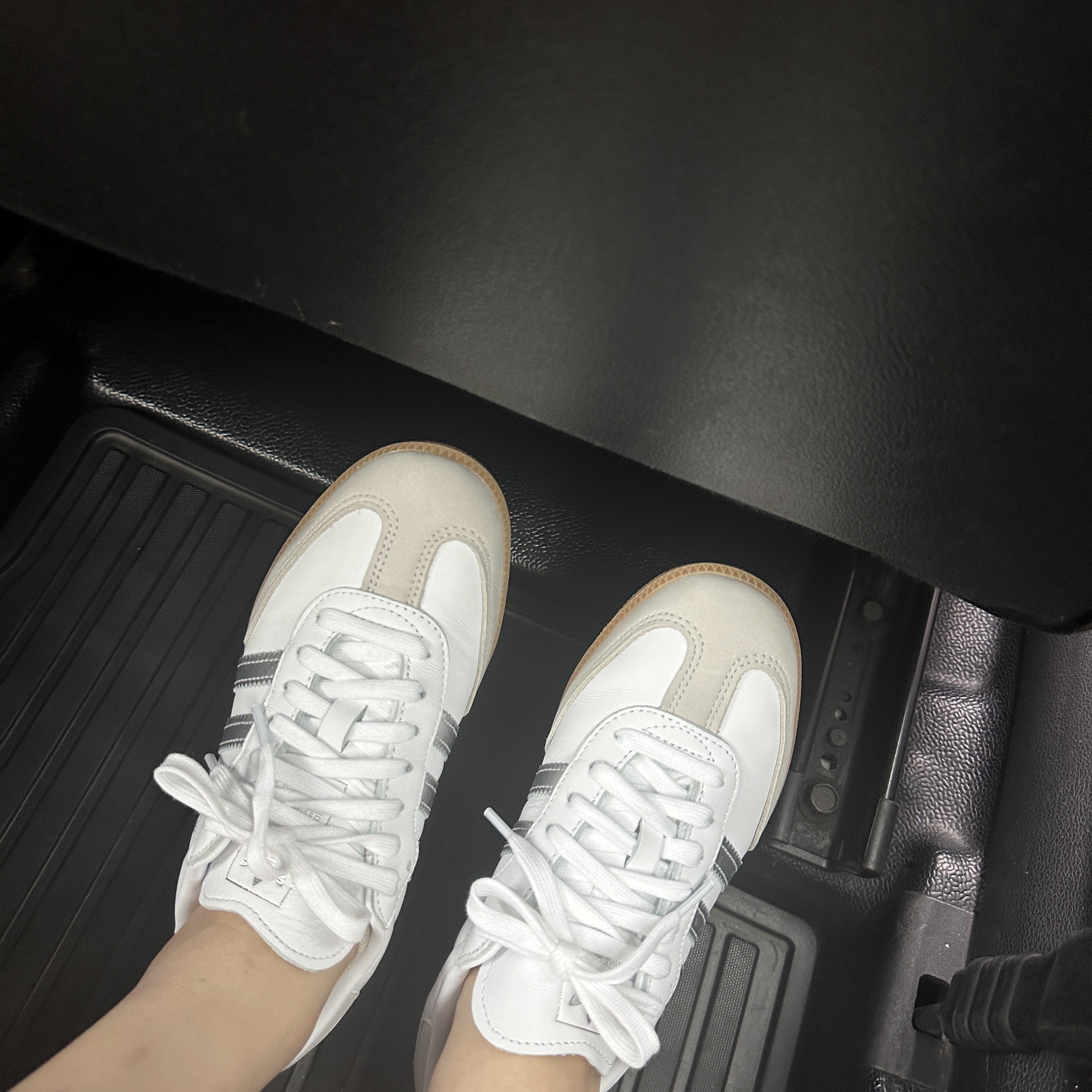 (W) Adidas Samba OG Cloud White Silver Metallic 착용 스타일