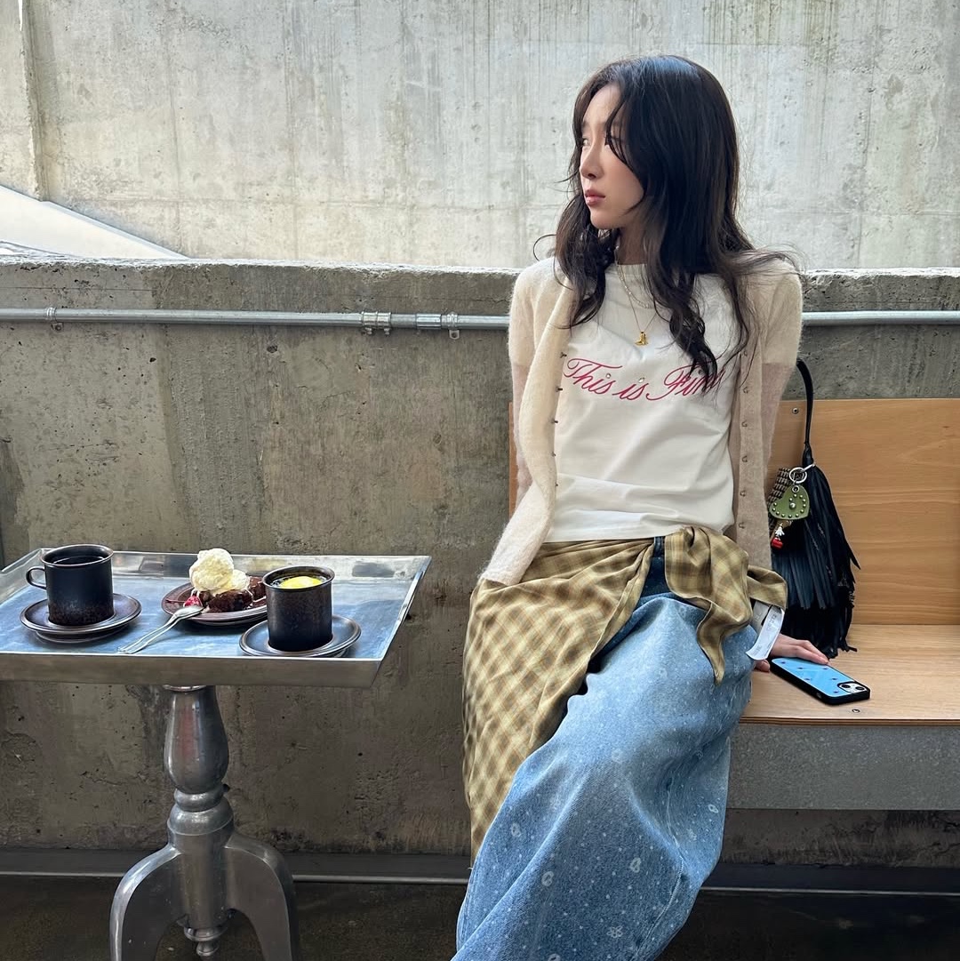 THIS IS FINE Cropped Signature Tee White 착용 스타일 - 6