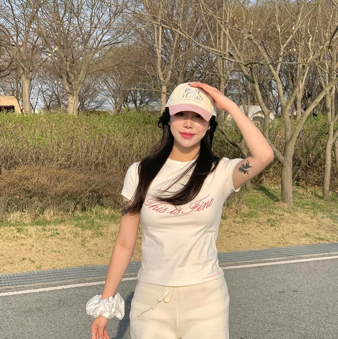 THIS IS FINE Cropped Signature Tee White 착용 스타일 - 3