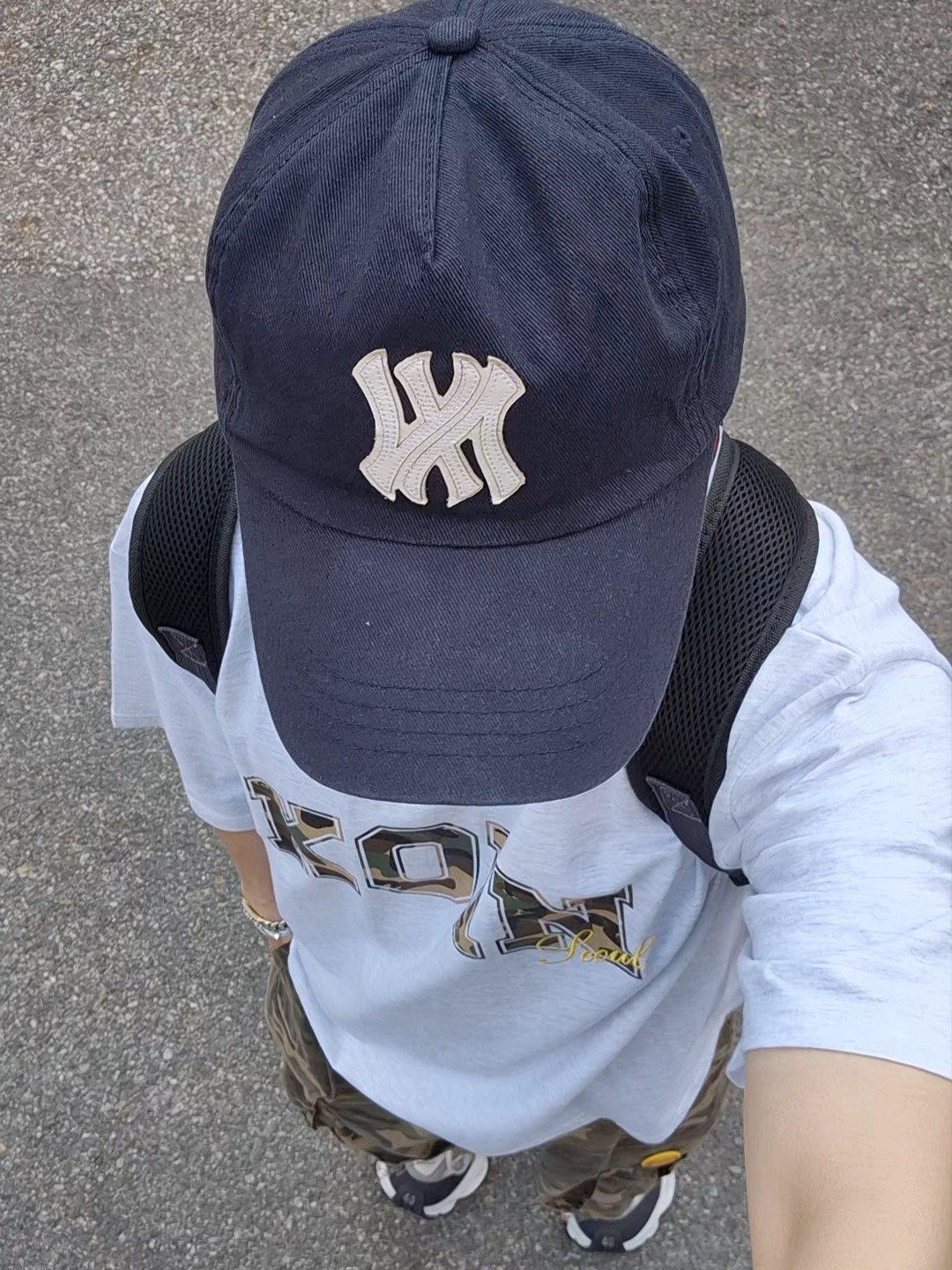 Farfromwhat Far Patch Logo Cap Navy, Undermycar Mu.47 Anti Fxxking Logo Play Big Cargo Camo Shorts Camo Mocha 착용 스타일 - 3
