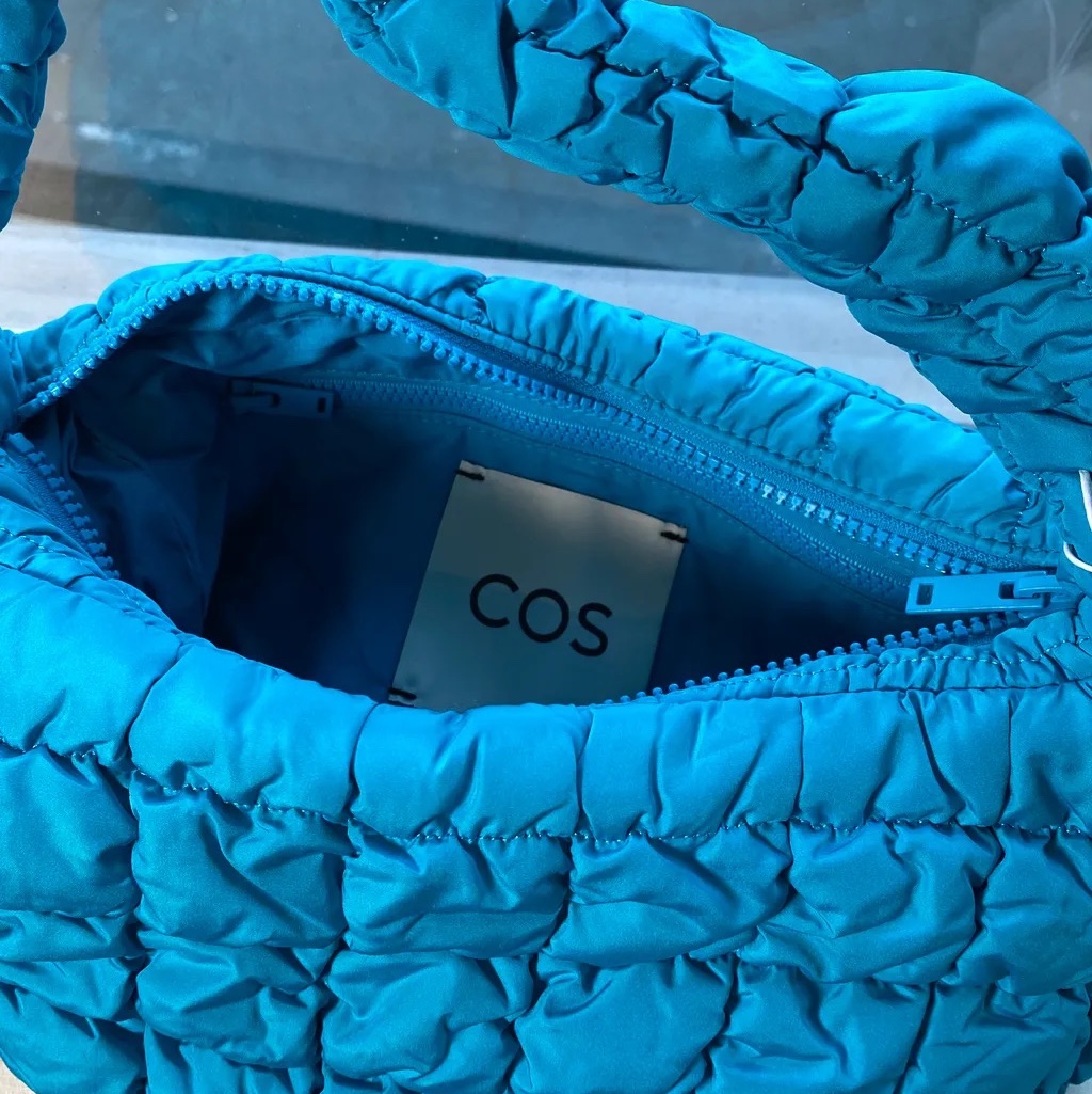 COS Quilted Mini Bag Bright Turquoise 착용 스타일 - 2