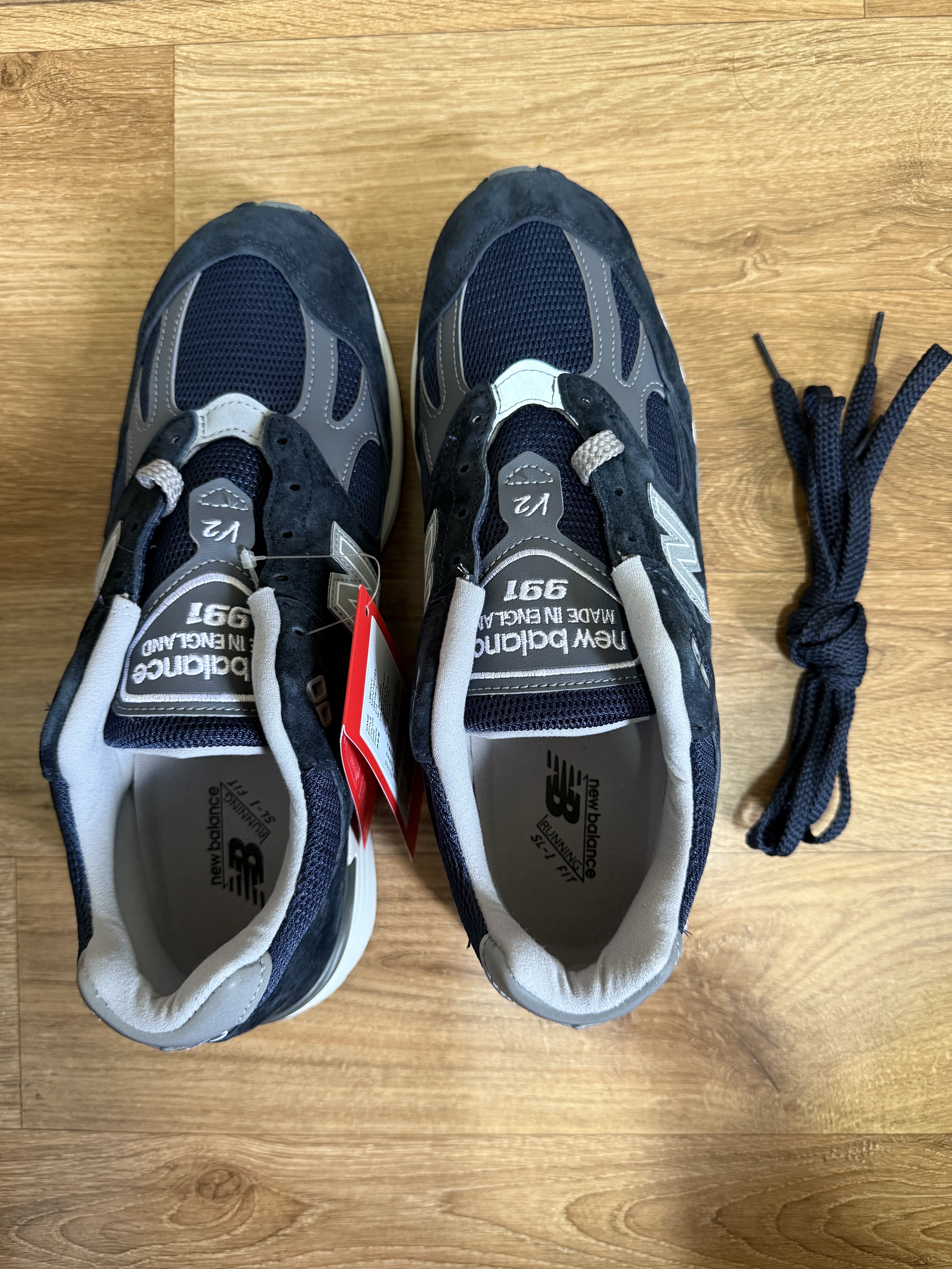 New Balance 991v2 Made in UK Dark Navy Smoked Pearl 착용 스타일 - 3