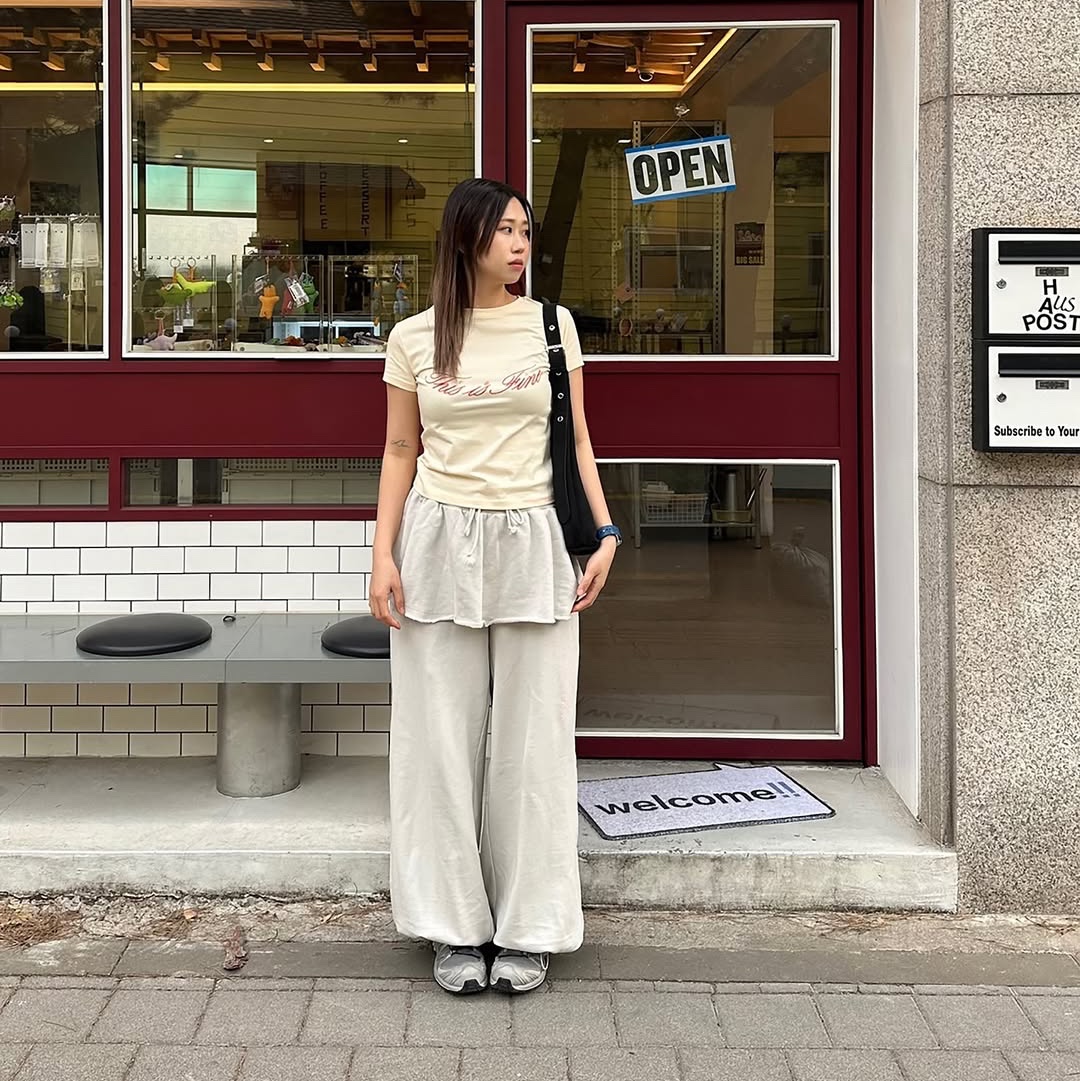 THIS IS FINE Cropped Signature Tee Yellow 착용 스타일 - 4