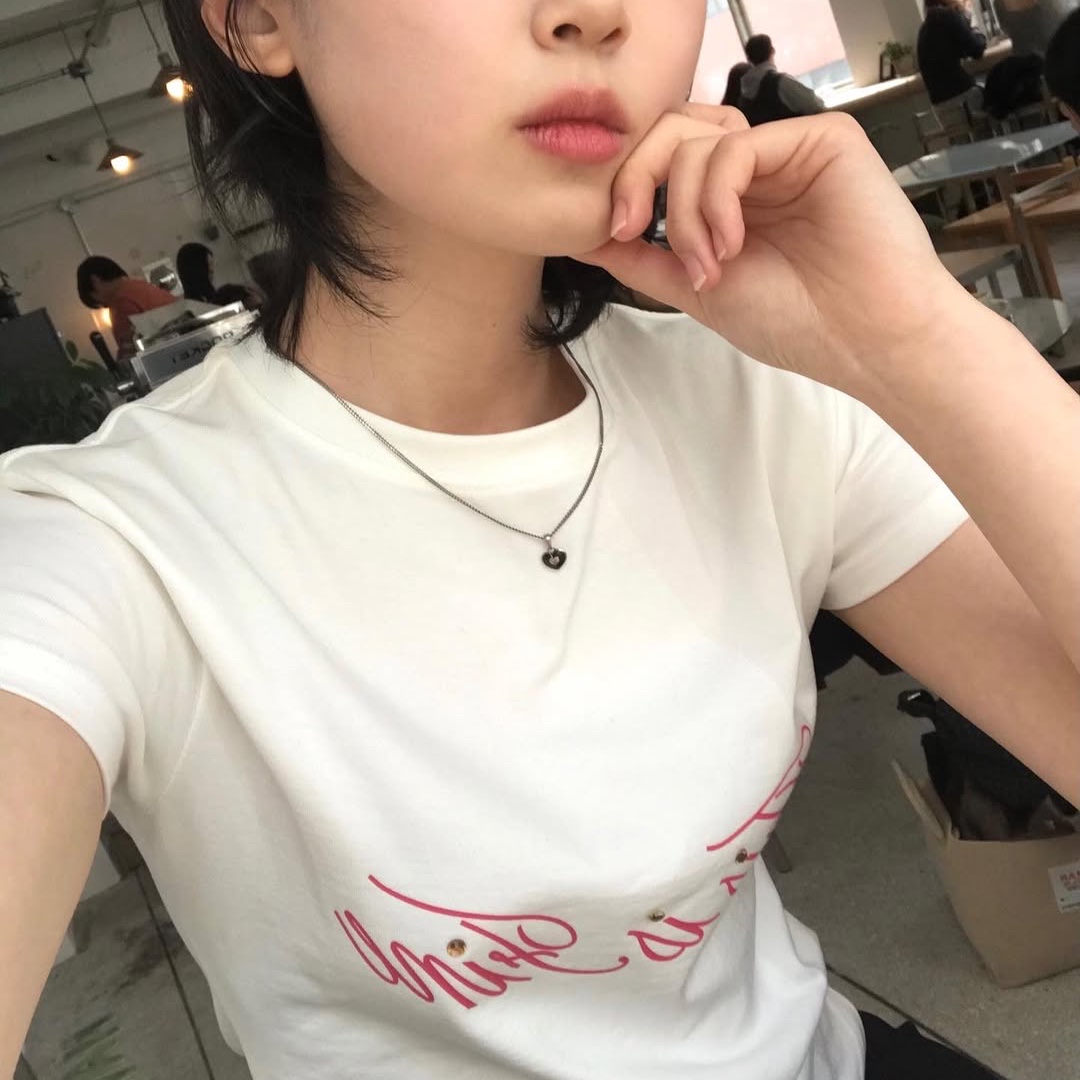 THIS IS FINE Cropped Signature Tee White 착용 스타일 - 6