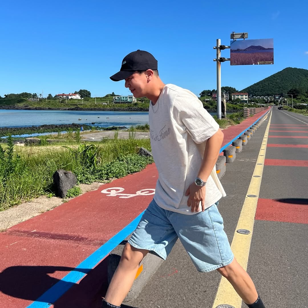THIS IS FINE Oversized Signature Tee Oat, THIS IS FINE Signature Ball Cap Black 착용 스타일
