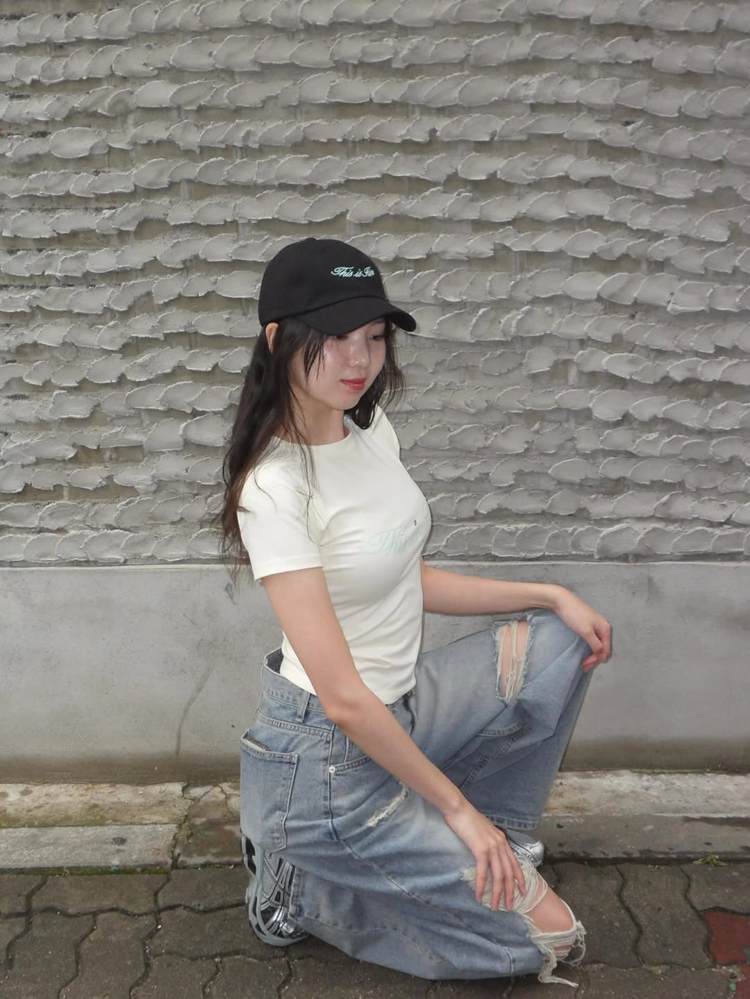 THIS IS FINE Signature Ball Cap Black, THIS IS FINE Cropped Signature Tee Cream 착용 스타일 - 4