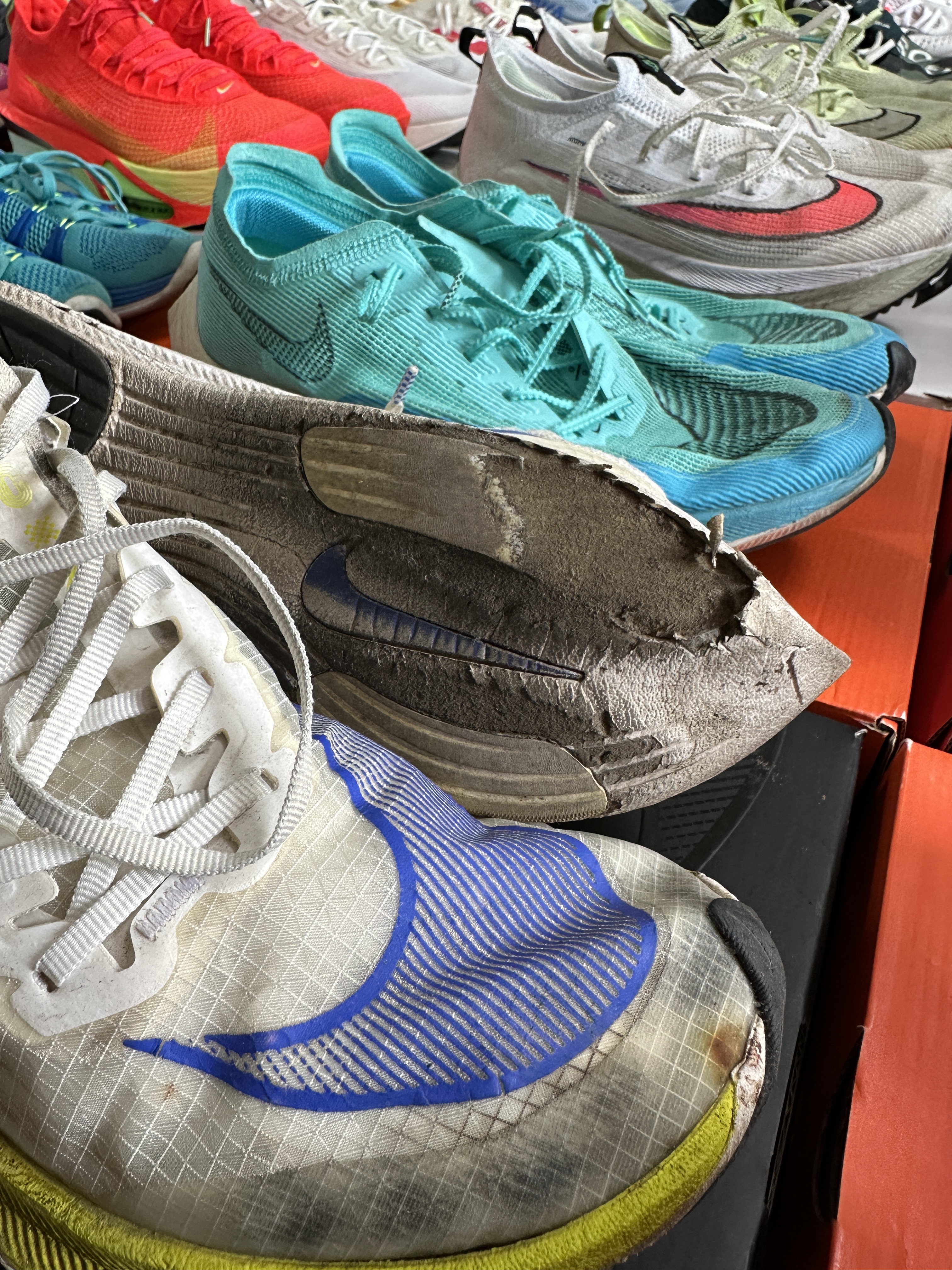 Nike ZoomX Vaporfly Next% White Cyber, Nike Air Zoom Alphafly Next% Barely Volt 착용 스타일 - 1