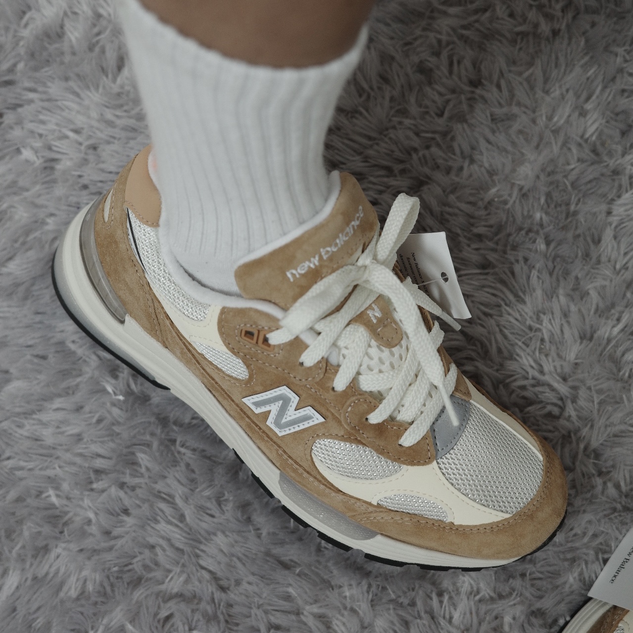 New Balance 992 Made in USA Sweet Caramel Calcium 착용 스타일 - 1
