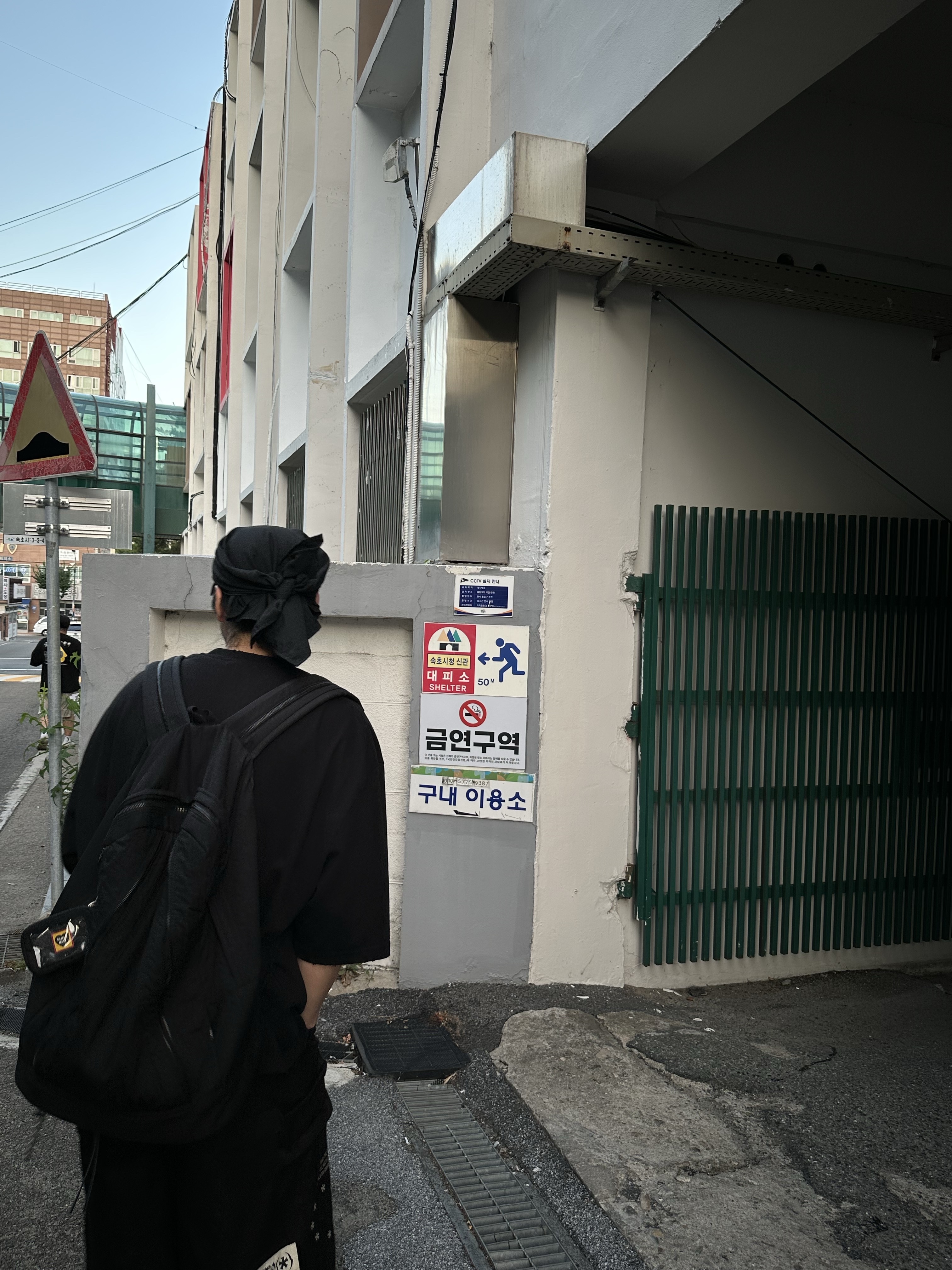 Farfromwhat Far Zipper Ripstop Backpack Black 착용 스타일 - 2