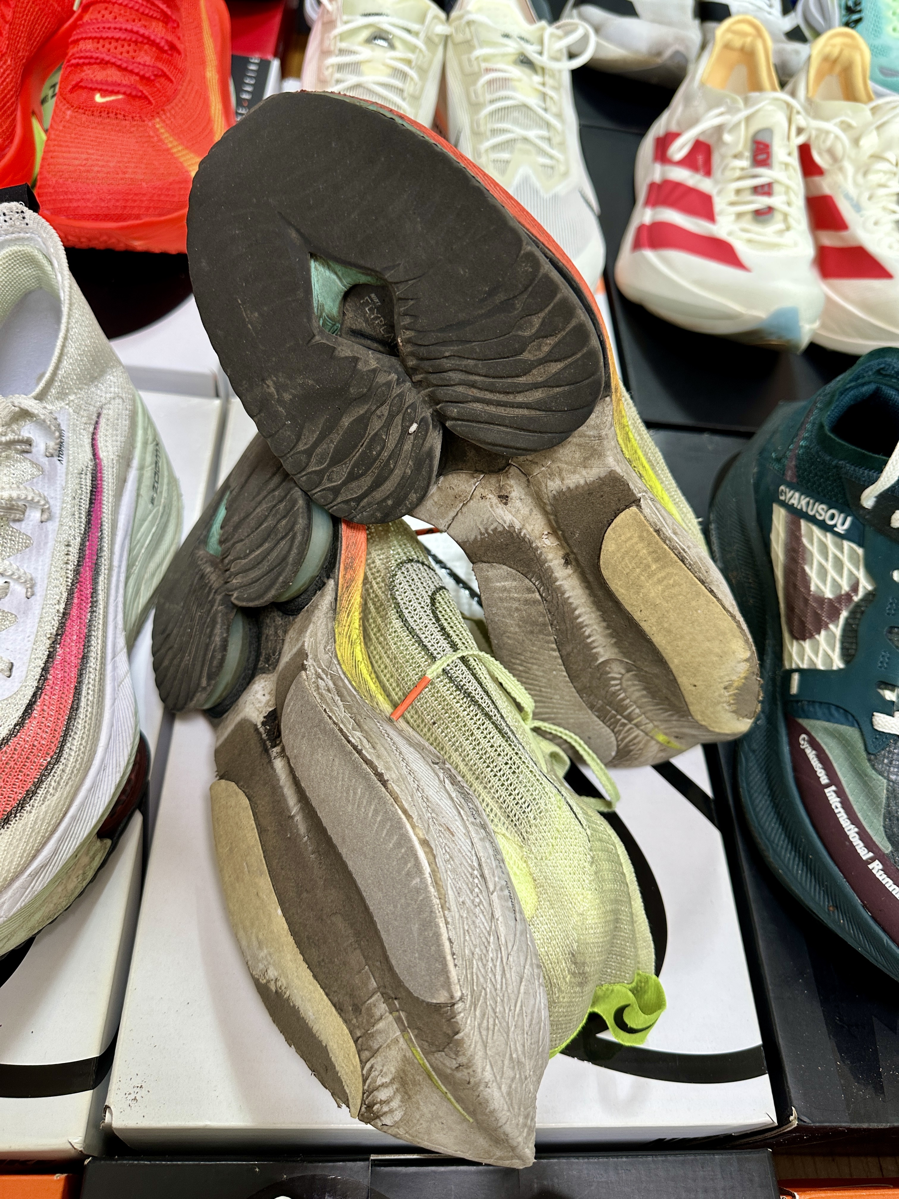 Nike ZoomX Vaporfly Next% White Cyber, Nike Air Zoom Alphafly Next% Barely Volt 착용 스타일 - 2