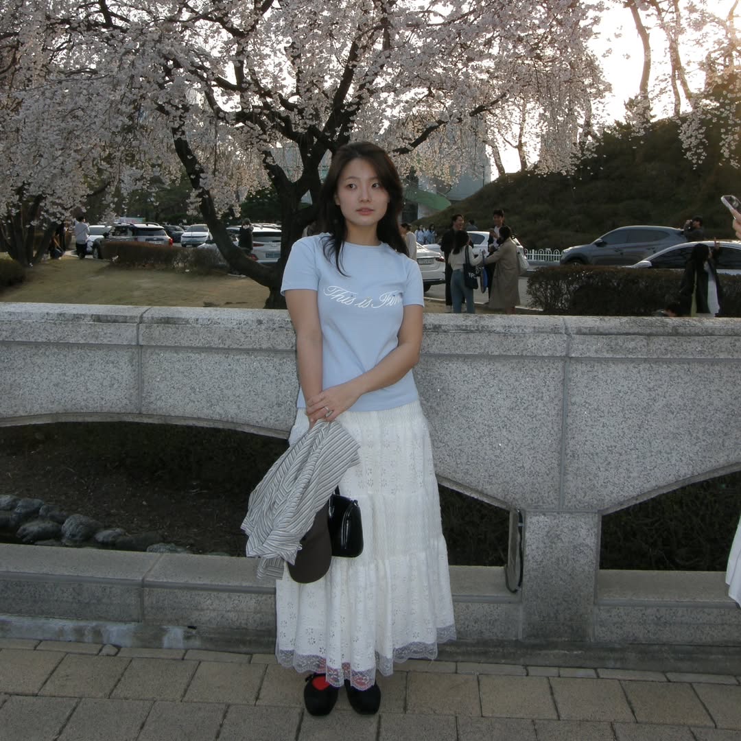 THIS IS FINE Cropped Signature Tee Sky 착용 스타일 - 1