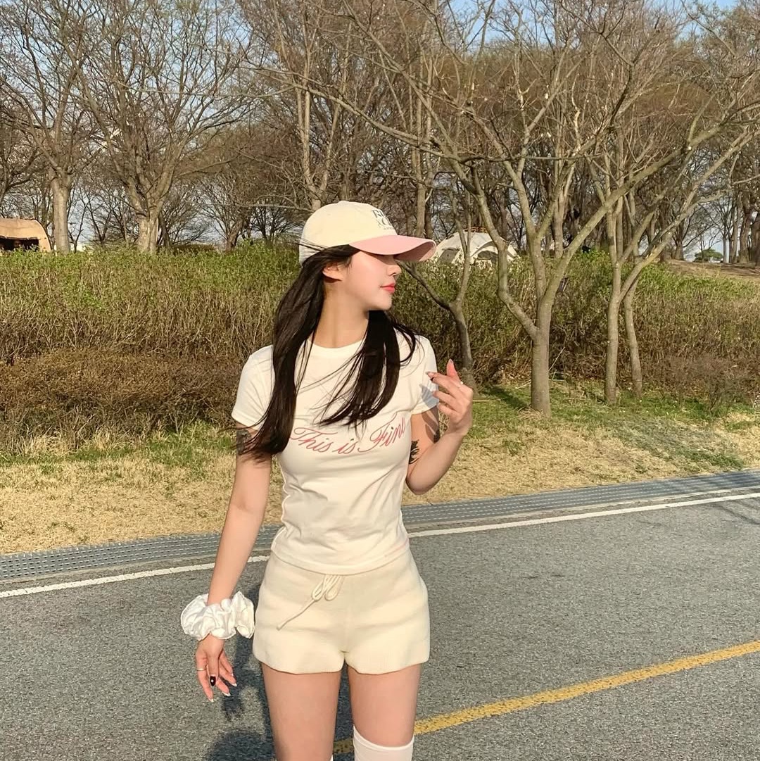 THIS IS FINE Cropped Signature Tee White 착용 스타일 - 1