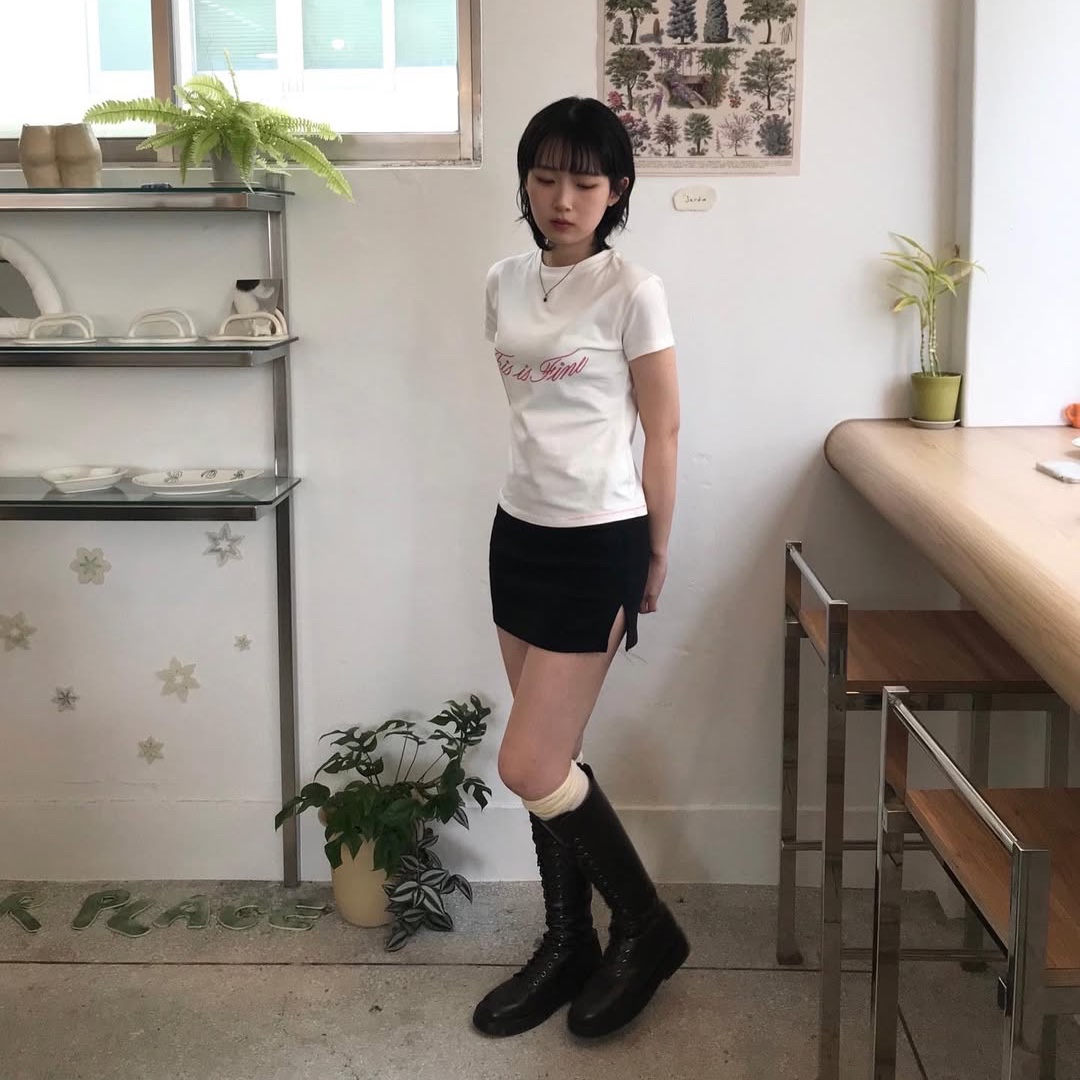 THIS IS FINE Cropped Signature Tee White 착용 스타일 - 2