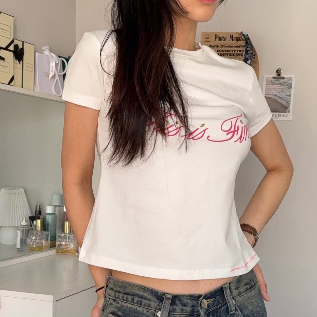THIS IS FINE Cropped Signature Tee White 착용 스타일 - 6