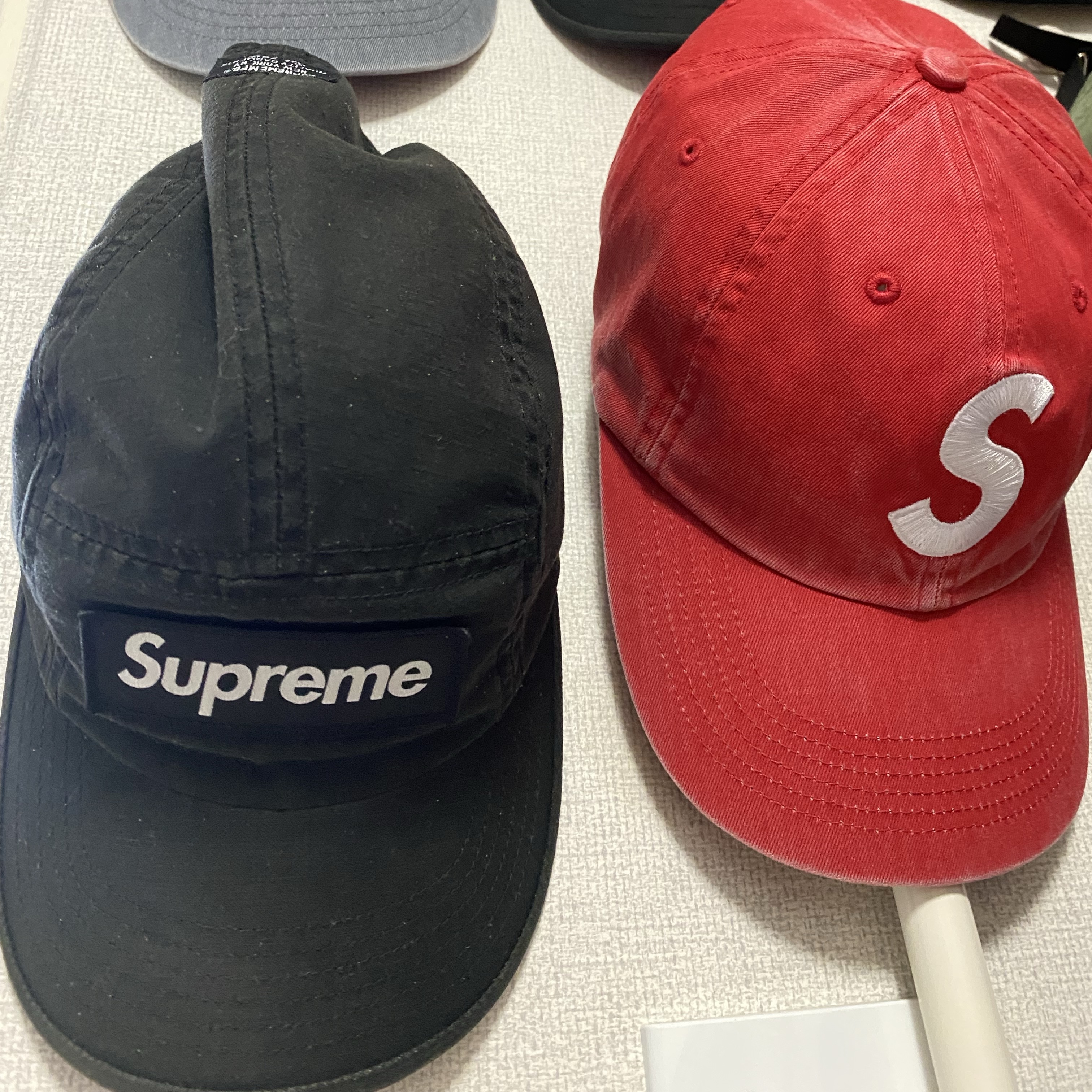 Supreme Pigment Coated S Logo 6-Panel Red - 25SS 착용 스타일
