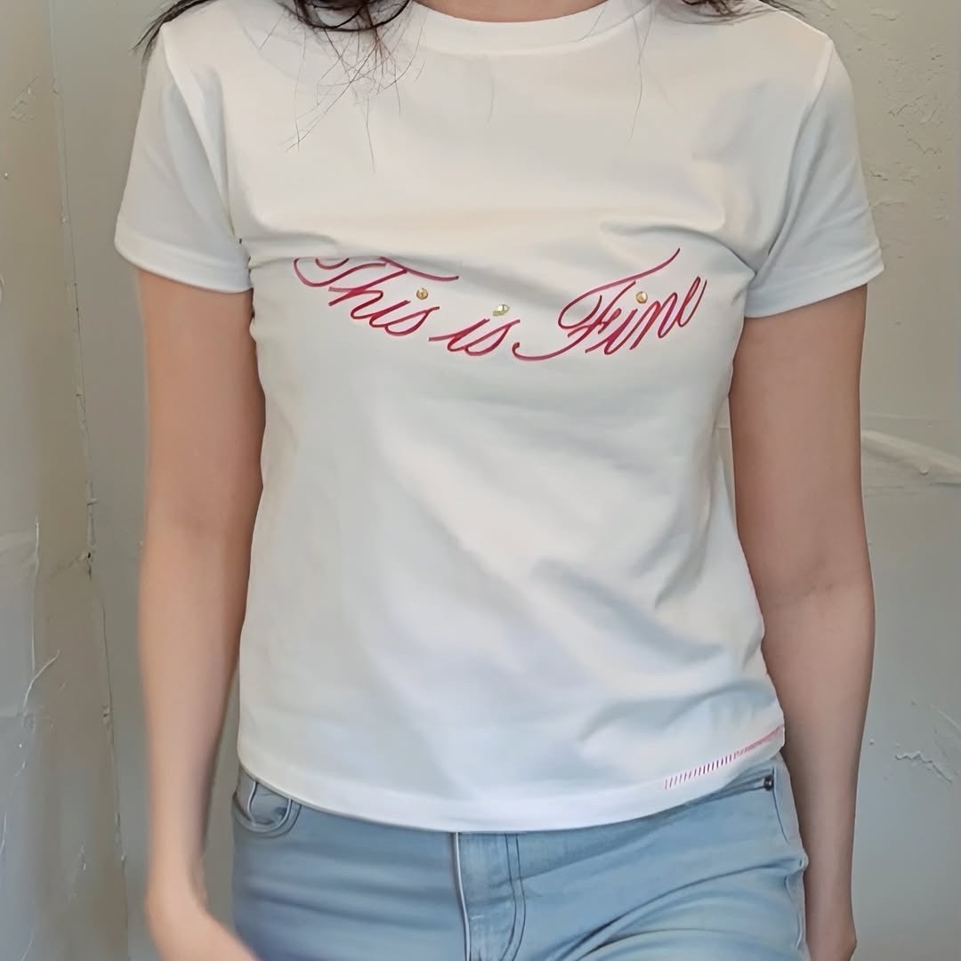 THIS IS FINE Cropped Signature Tee White 착용 스타일 - 3