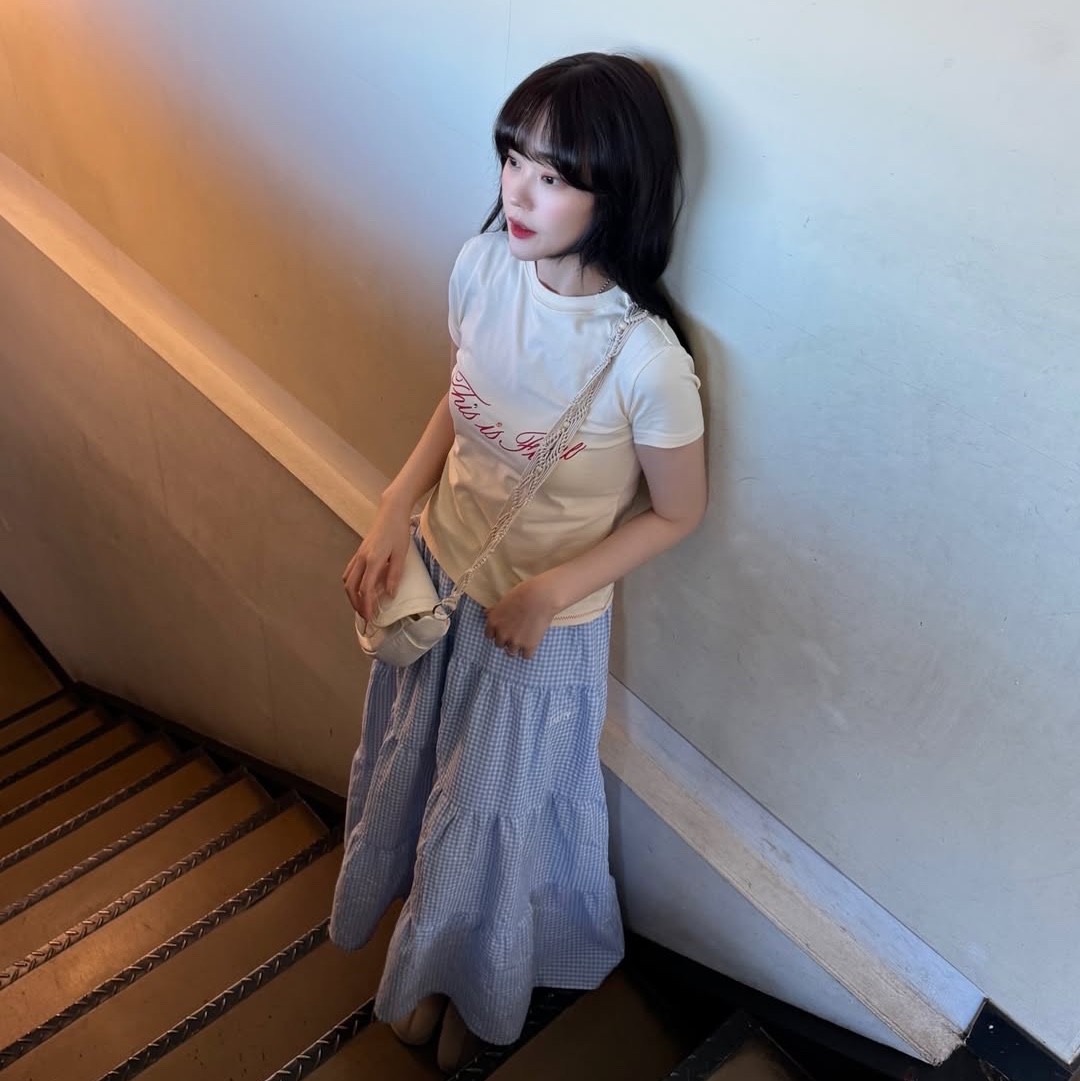 THIS IS FINE Cropped Signature Tee Yellow 착용 스타일 - 7