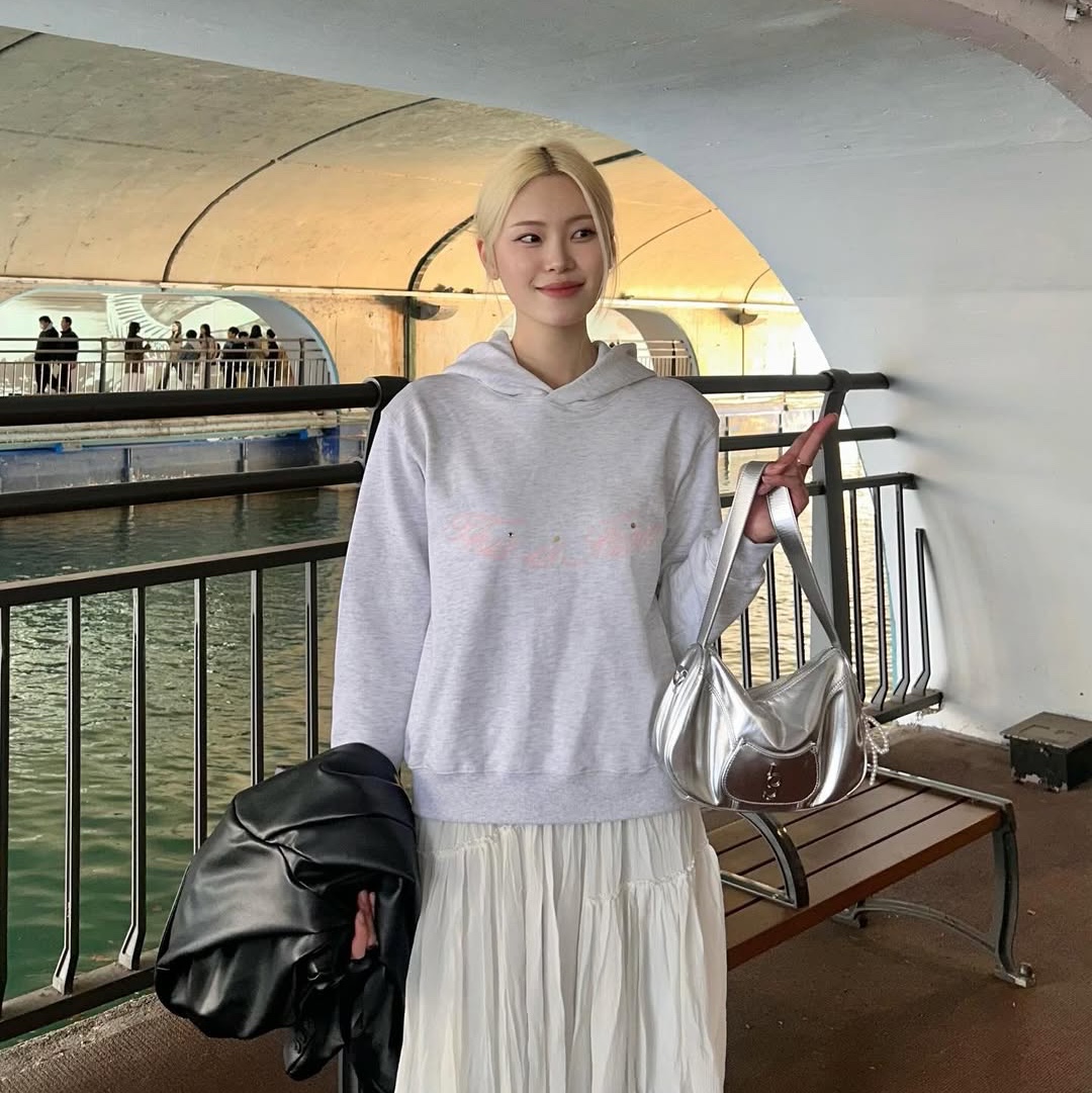 THIS IS FINE Standard Signature Hoodie Gray+Pink 착용 스타일 - 4