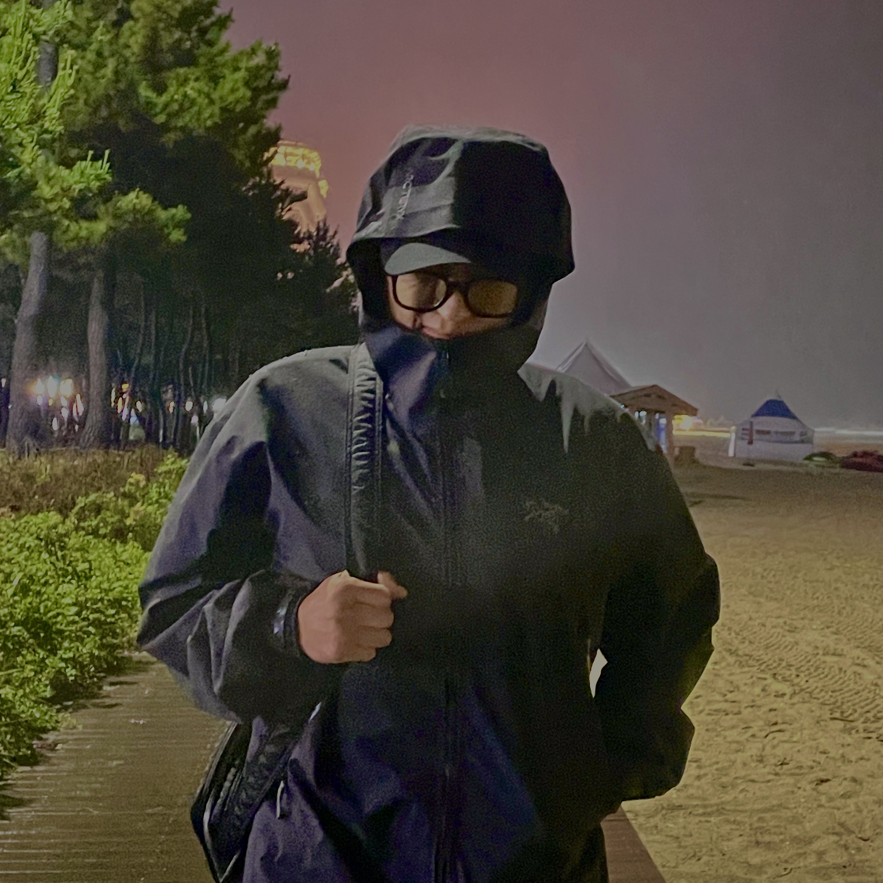 Arc'teryx Beta Jacket Black, Porter Tanker Shoulder Bag S Black 착용 스타일
