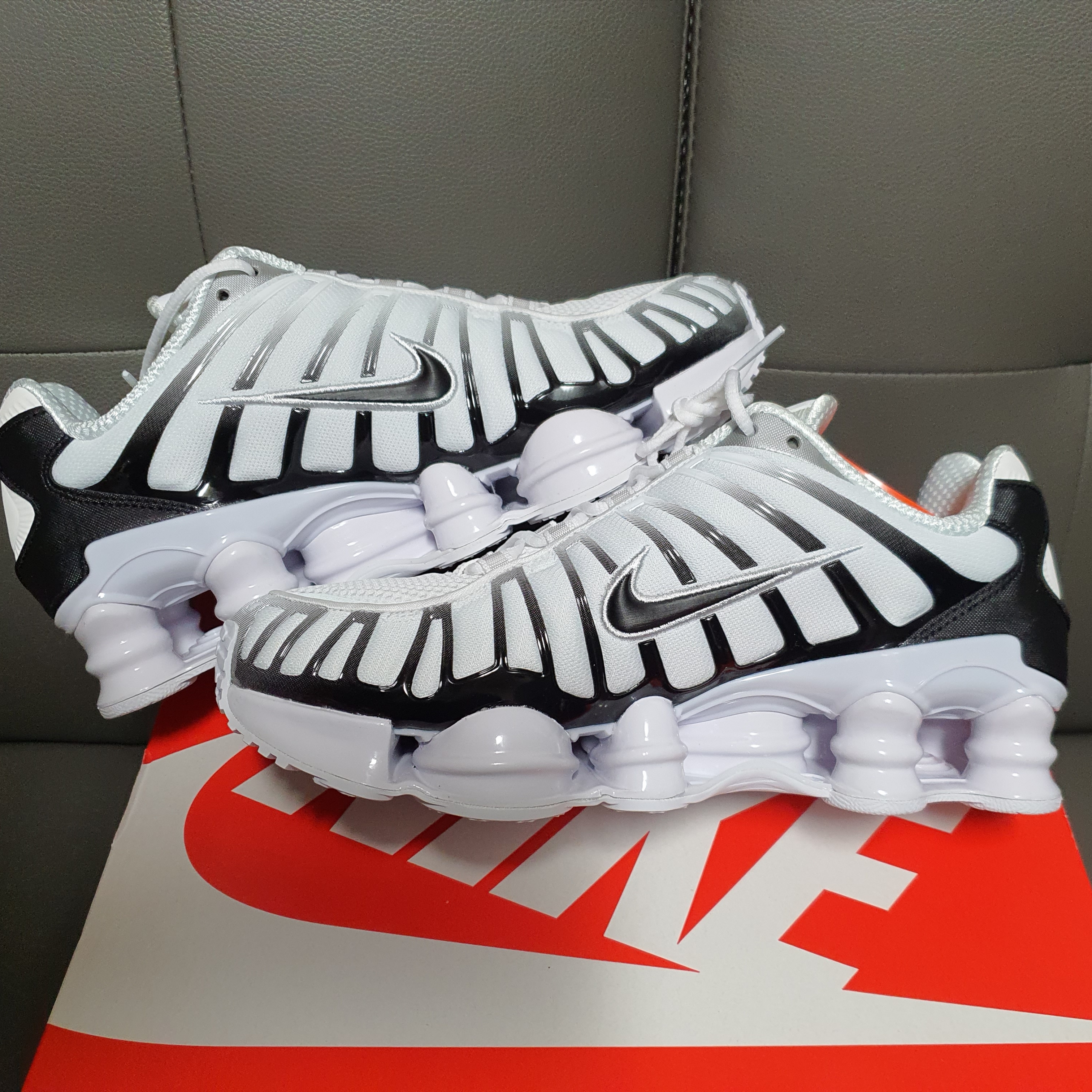 Nike Shox TL White Metallic Platinum 착용 스타일