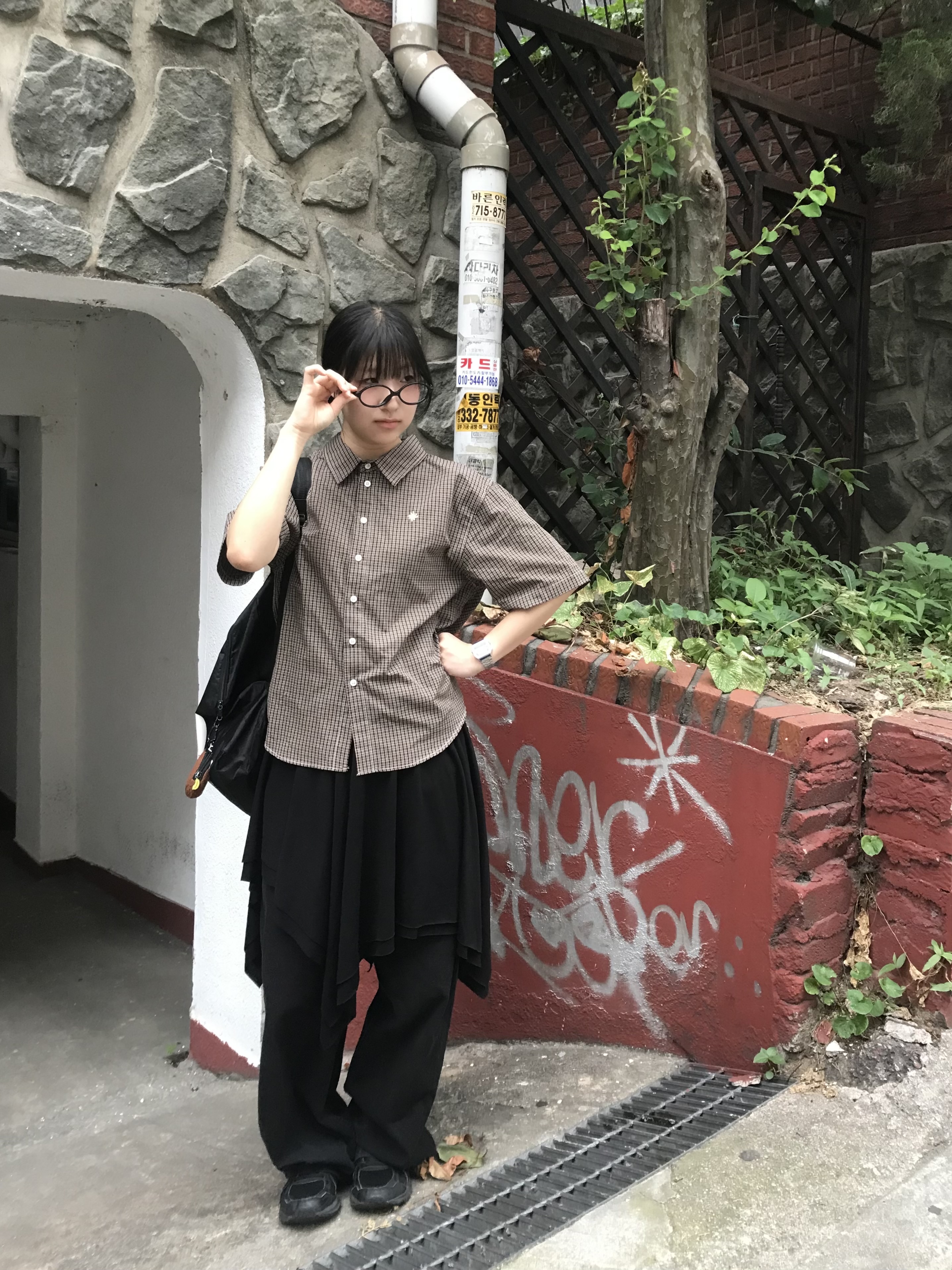 SLOW RECORD HOUSE Logo Check Short Sleeve Shirt Brown 착용 스타일 - 1