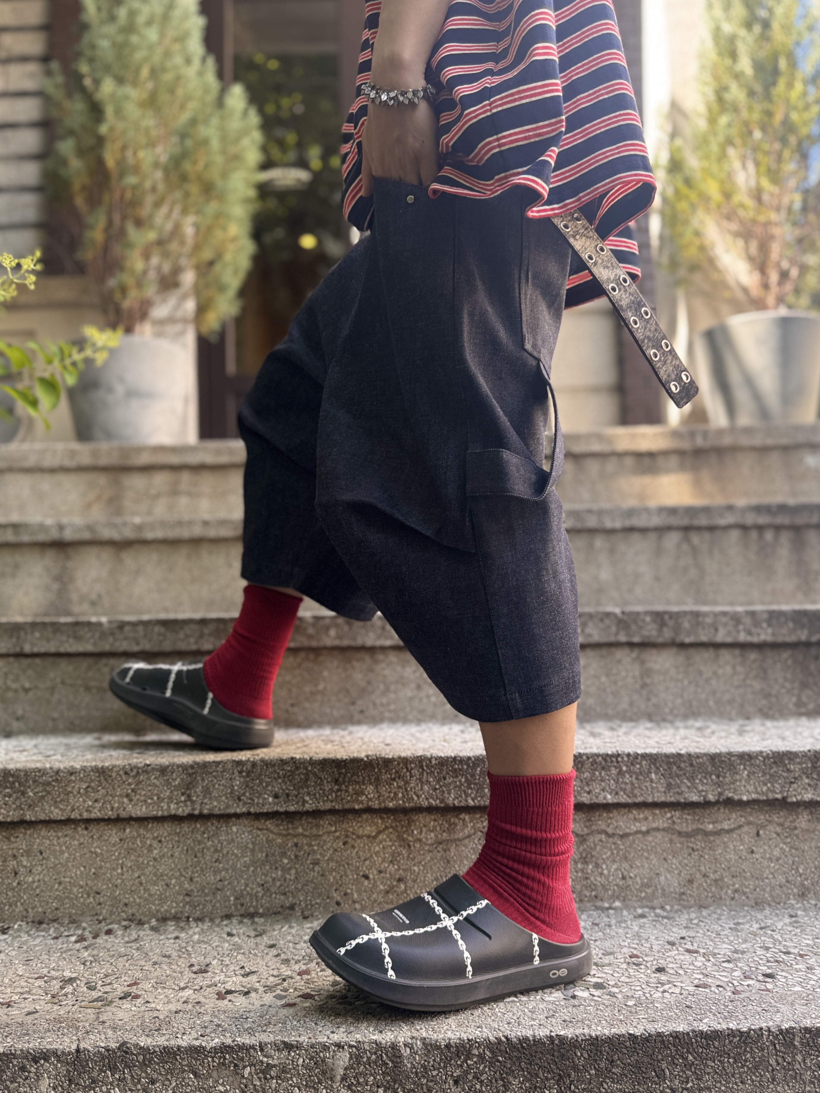 Oofos x Undercover Clog Black, Hono Report Leaf Bracelet 착용 스타일 - 4