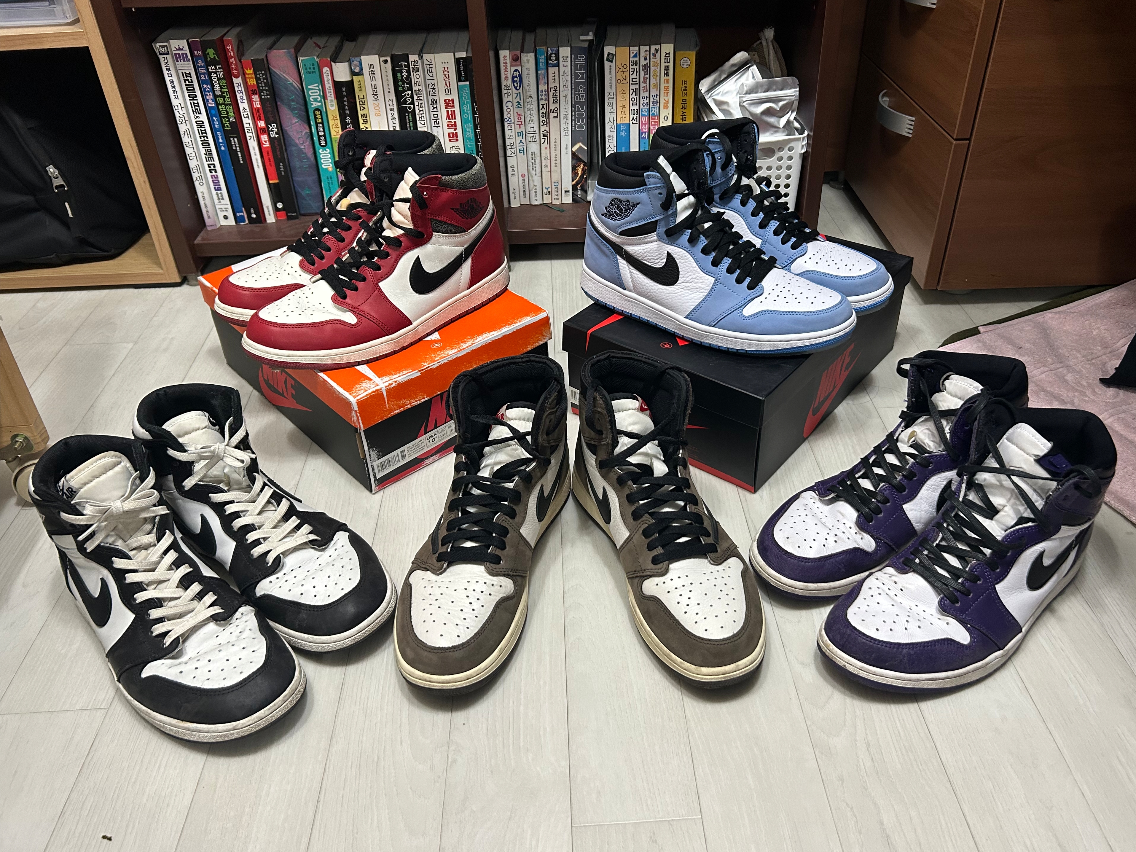 Jordan 1 x Travis Scott Retro High OG SP Mocha, Jordan 1 Retro High OG University Blue 착용 스타일 - 1