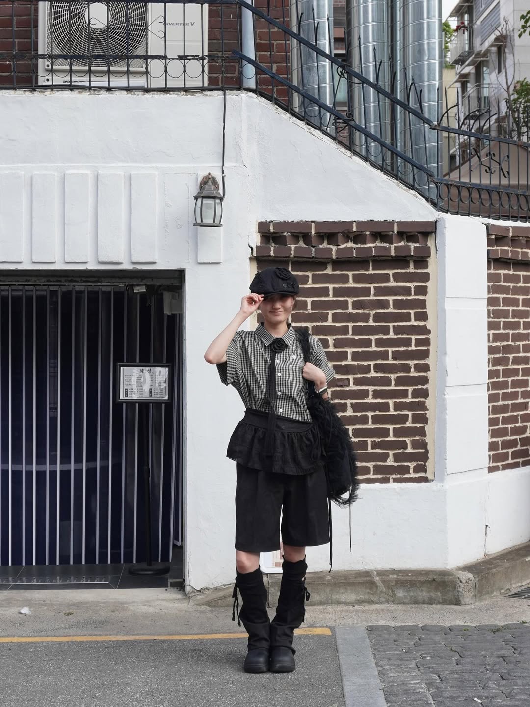 SLOW RECORD HOUSE Logo Check Short Sleeve Shirt Black 착용 스타일 - 3