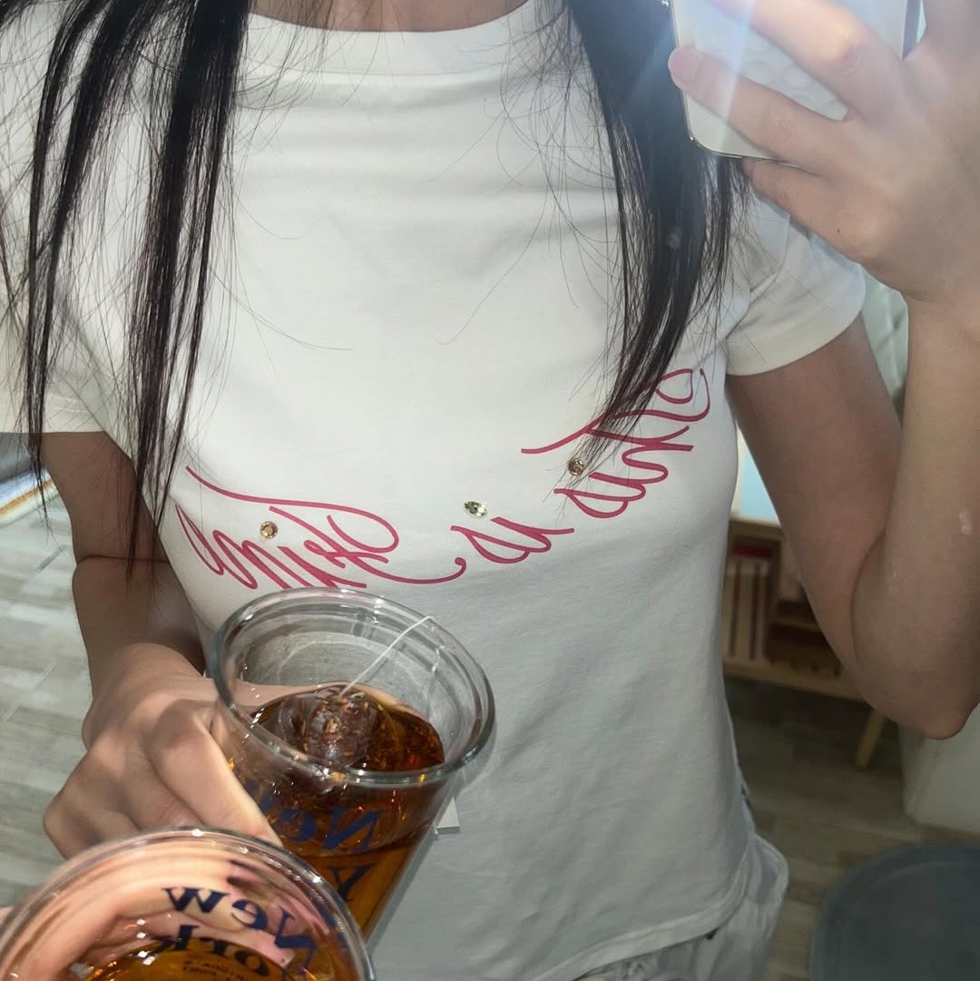 THIS IS FINE Cropped Signature Tee White 착용 스타일 - 3