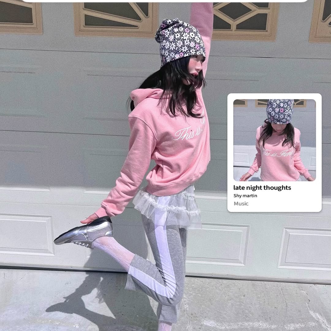 THIS IS FINE Standard Signature Hoodie Pink 착용 스타일 - 1