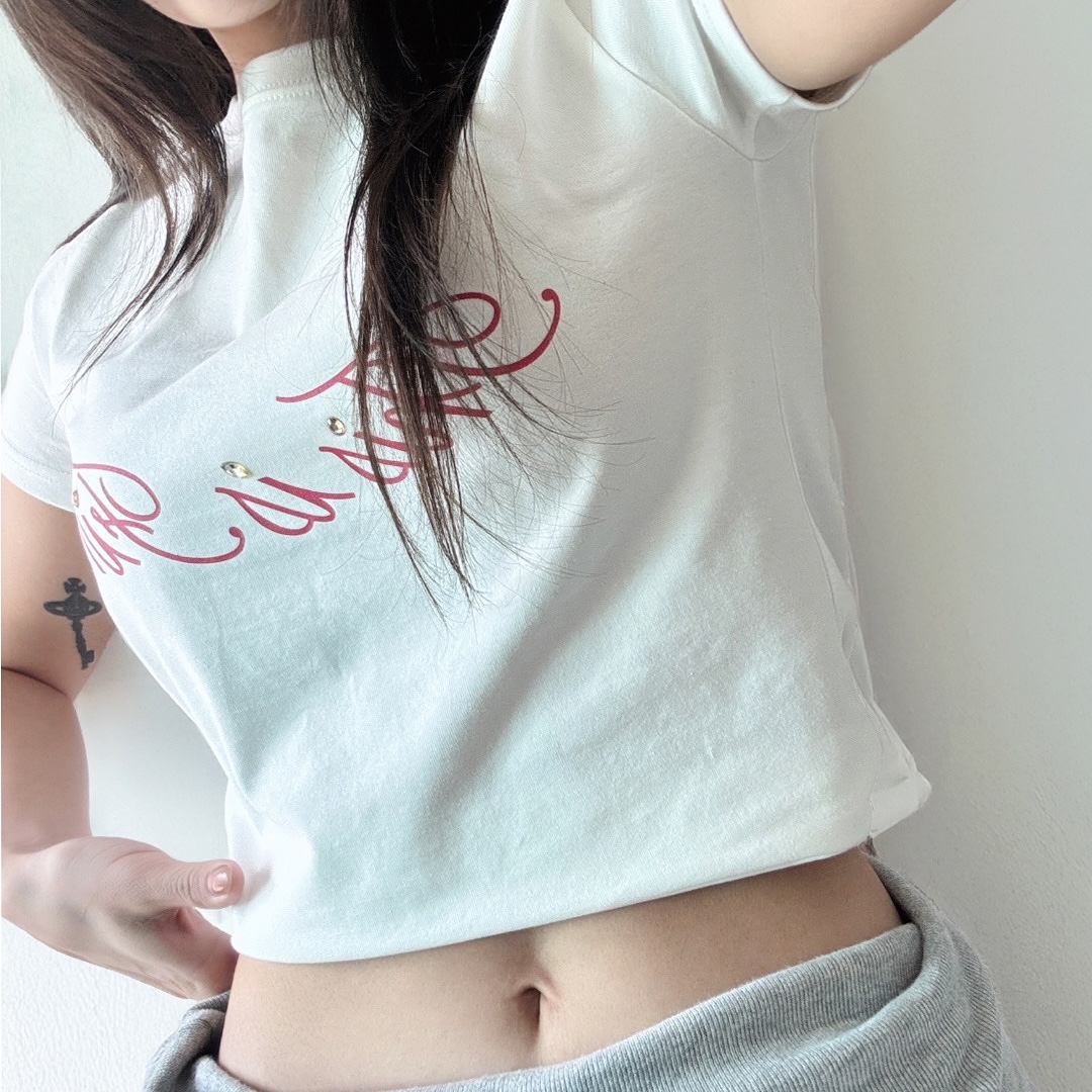 THIS IS FINE Cropped Signature Tee White 착용 스타일 - 5