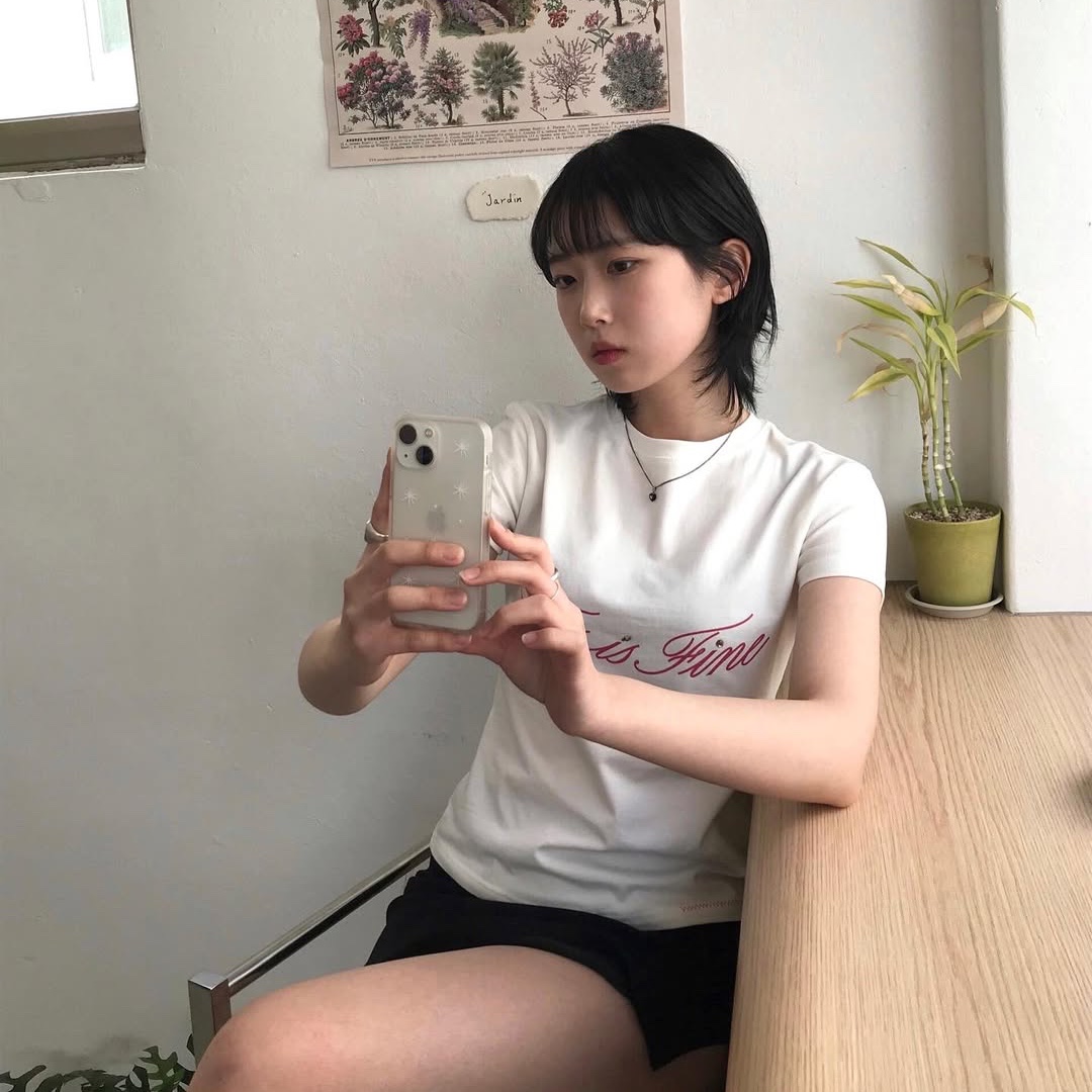 THIS IS FINE Cropped Signature Tee White 착용 스타일 - 8
