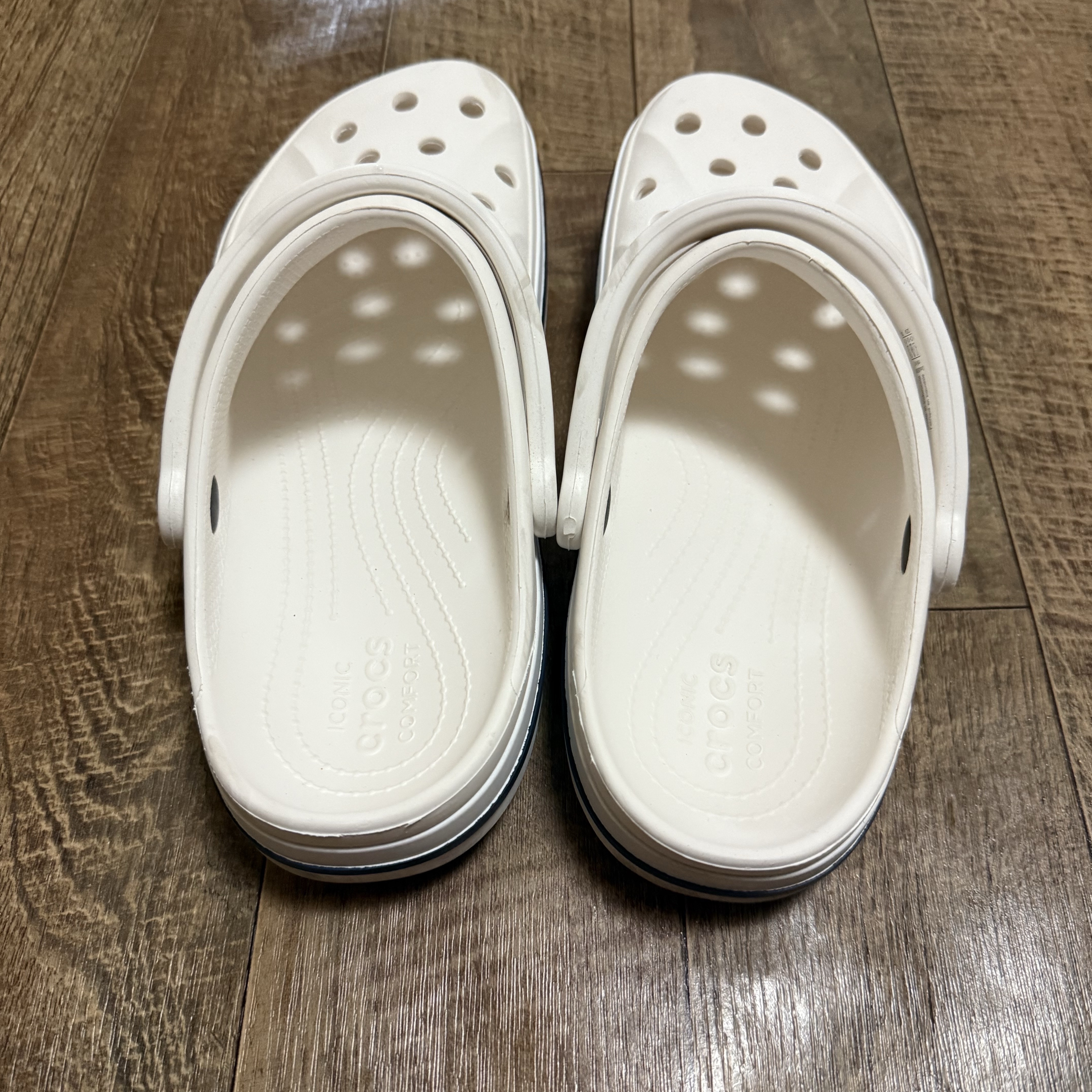 Crocs Bayaband Clog White Navy 착용 스타일 - 3