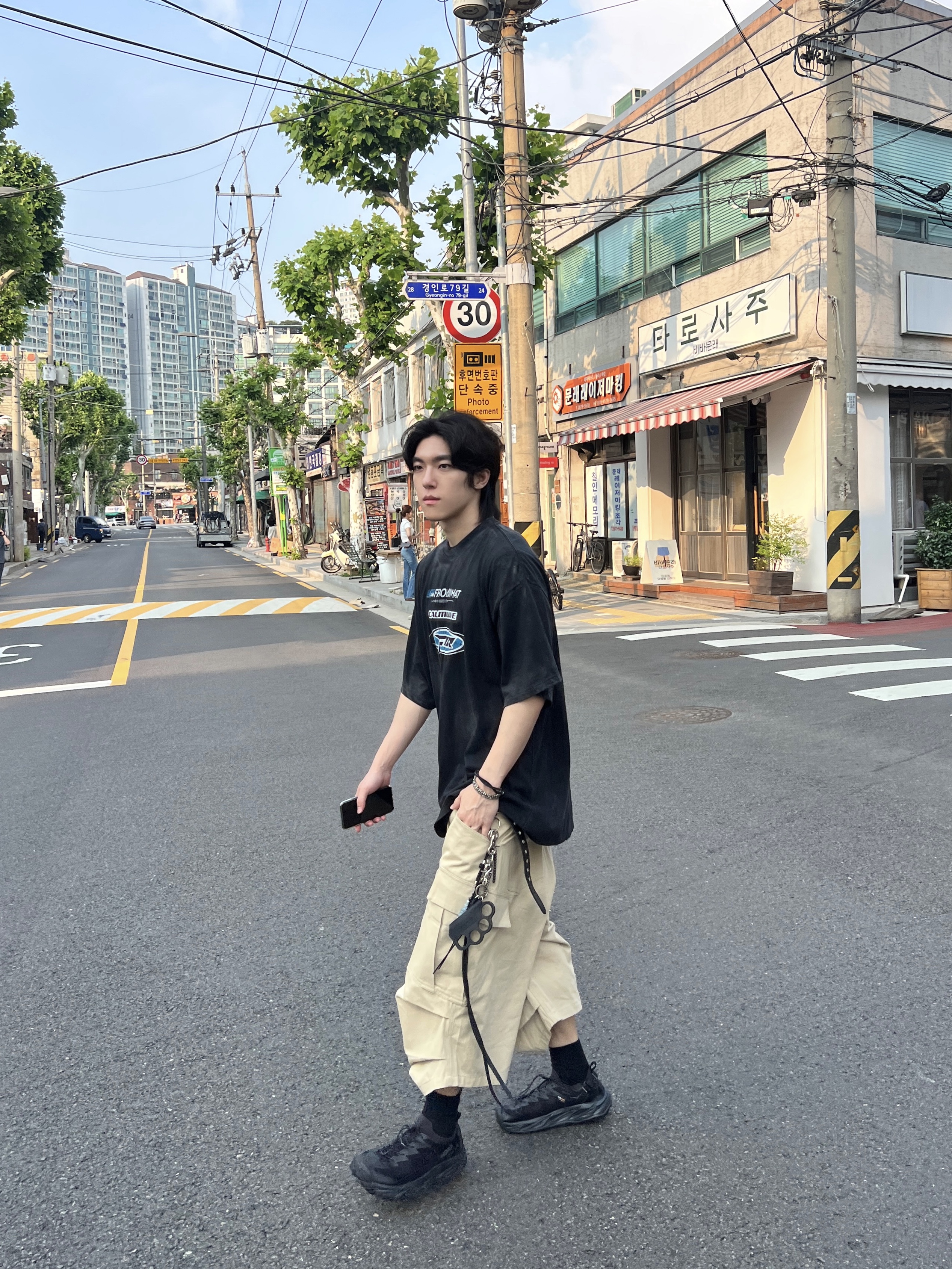 [더블적립]Farfromwhat Far Washed Logo T-Shirts Black 착용 스타일 - 1