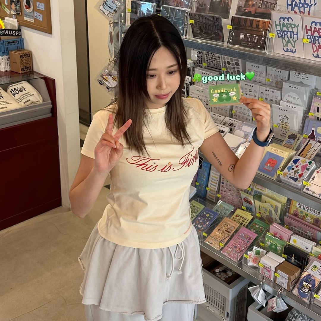 THIS IS FINE Cropped Signature Tee Yellow 착용 스타일 - 1