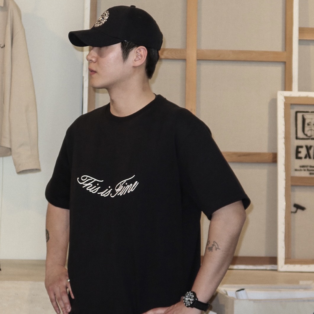 THIS IS FINE Boxy Signature Tee Artwork by DOEZNY Black 착용 스타일 - 2