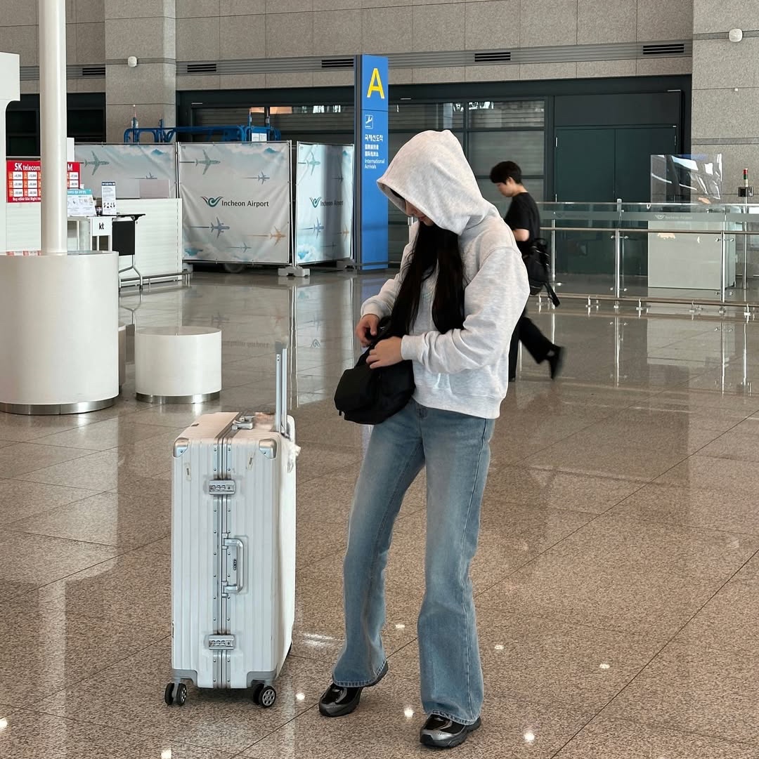 THIS IS FINE Standard Signature Hoodie Gray+TIF Blue 착용 스타일 - 5