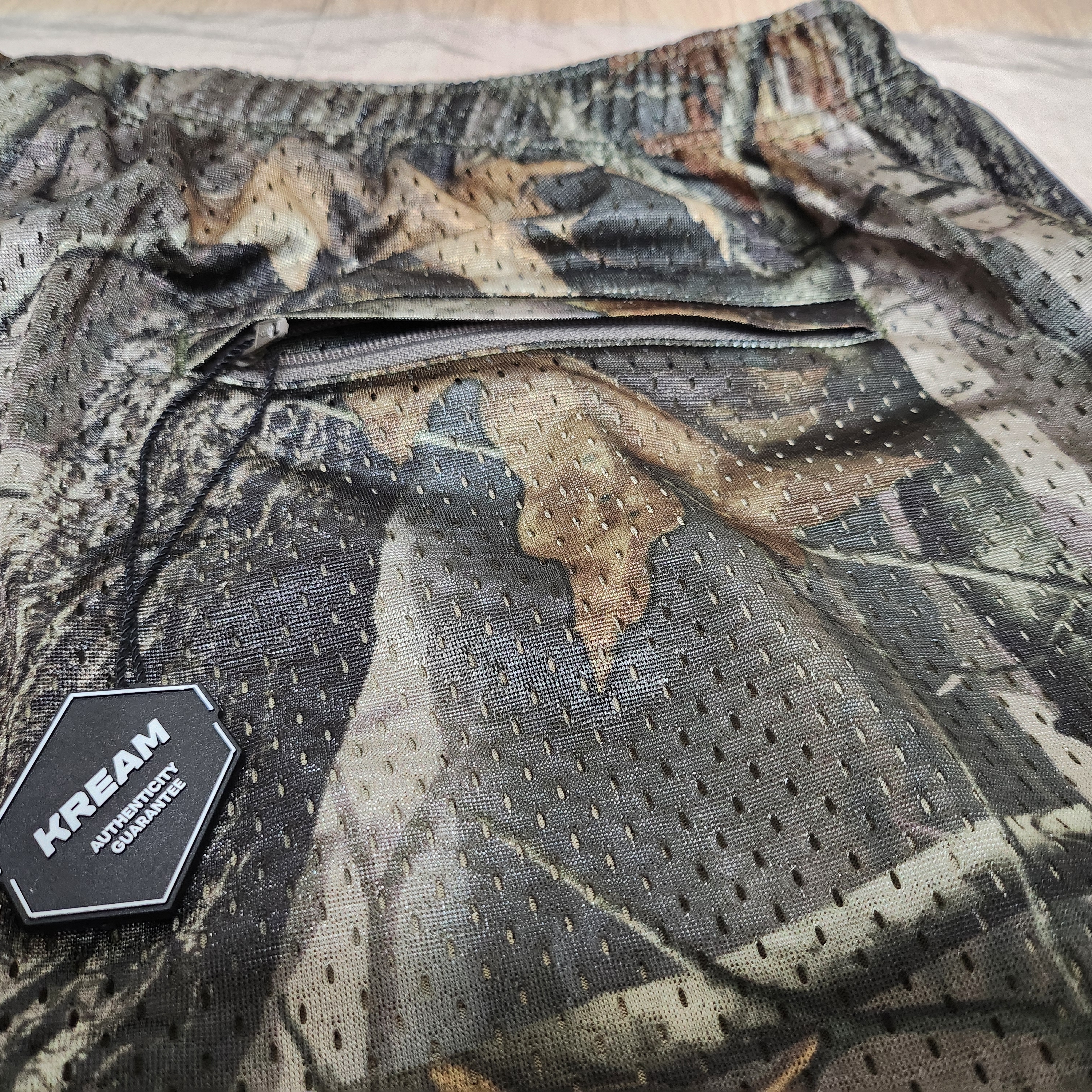 Supreme Small Box Baggy Mesh Shorts Realtree Hardwoods Camo - 25SS 착용 스타일 - 3