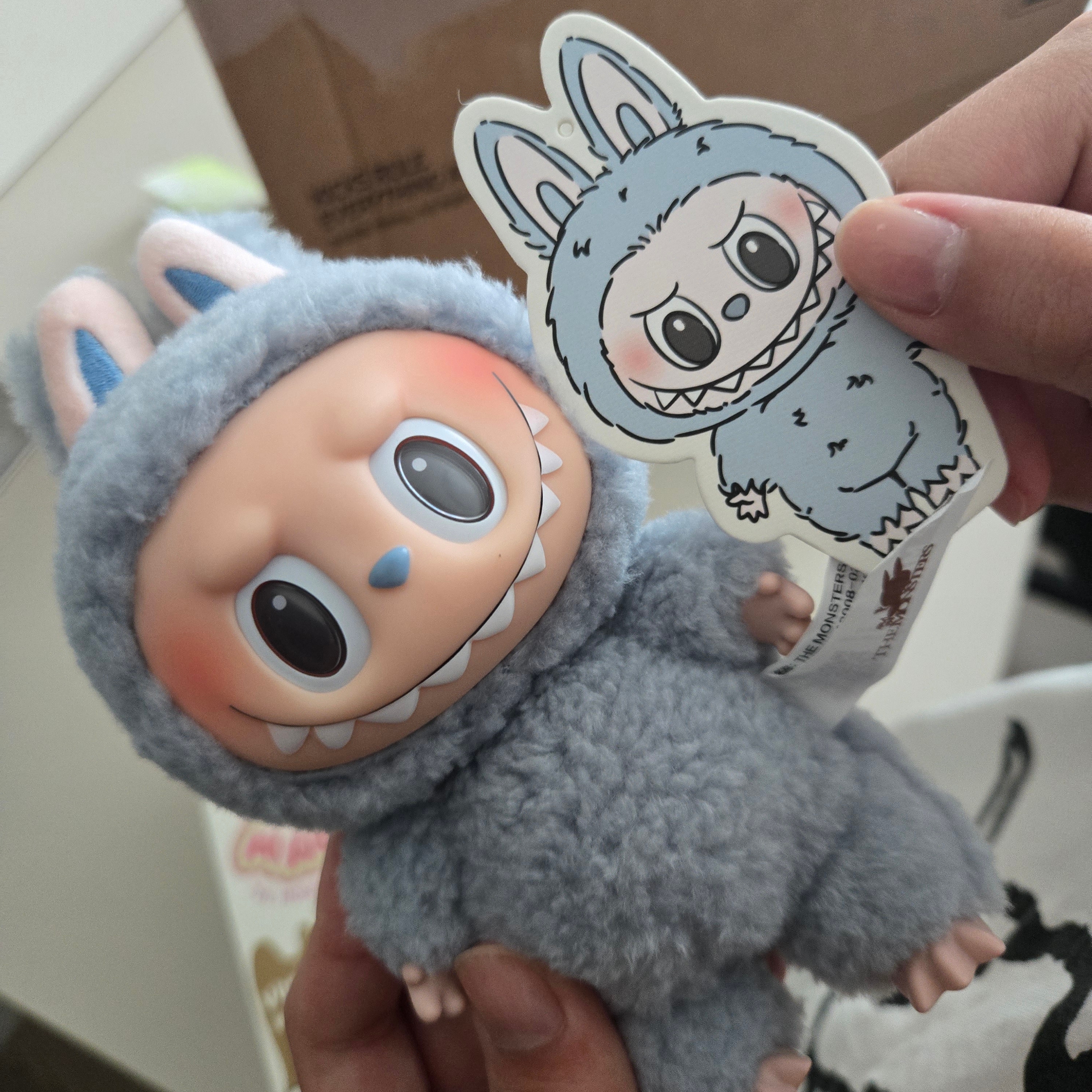 Pop Mart Labubu The Monsters Labubu Tasty Macarons Series Sea Salt Coconut Keyring 착용 스타일
