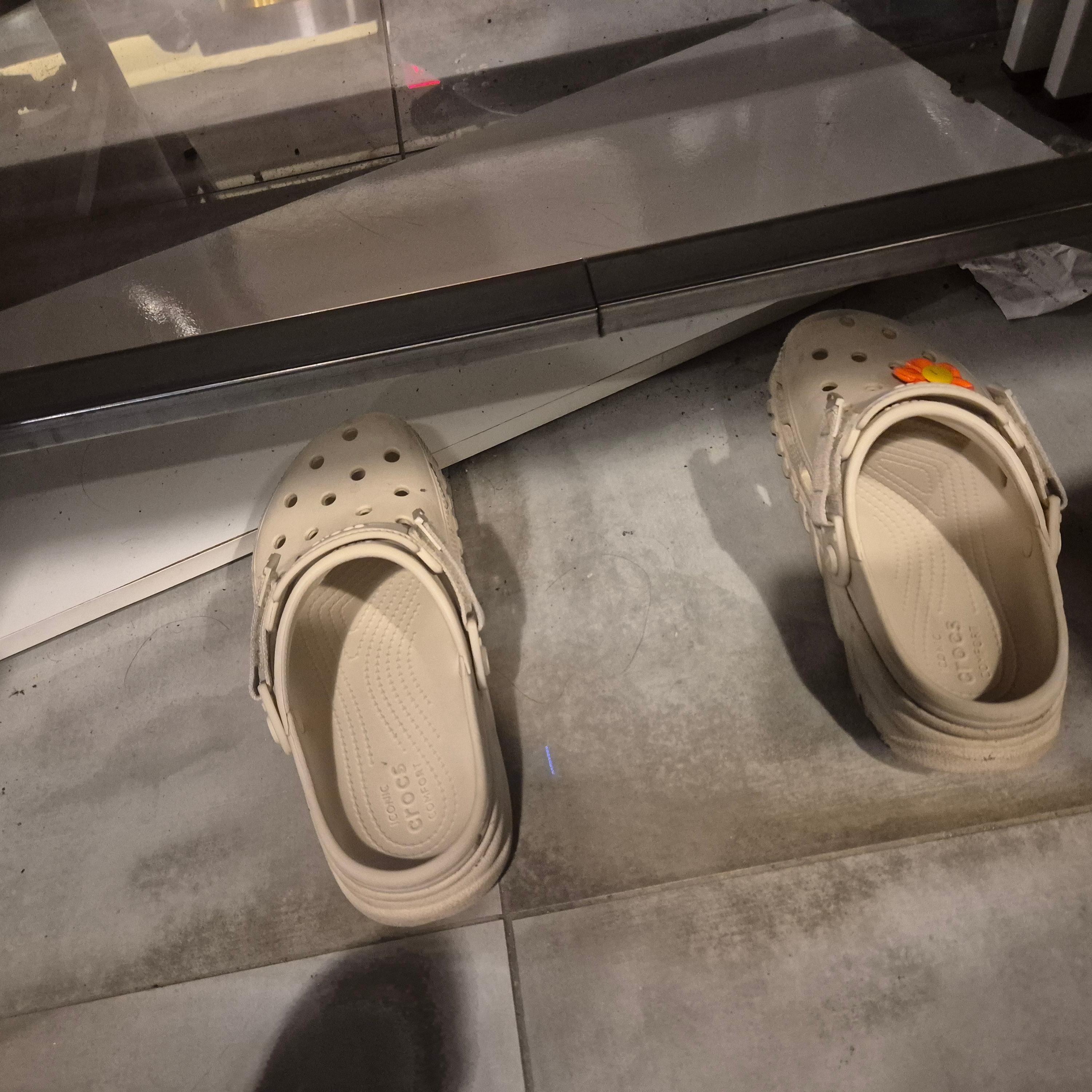Crocs Classic Clog Stucco 착용 스타일