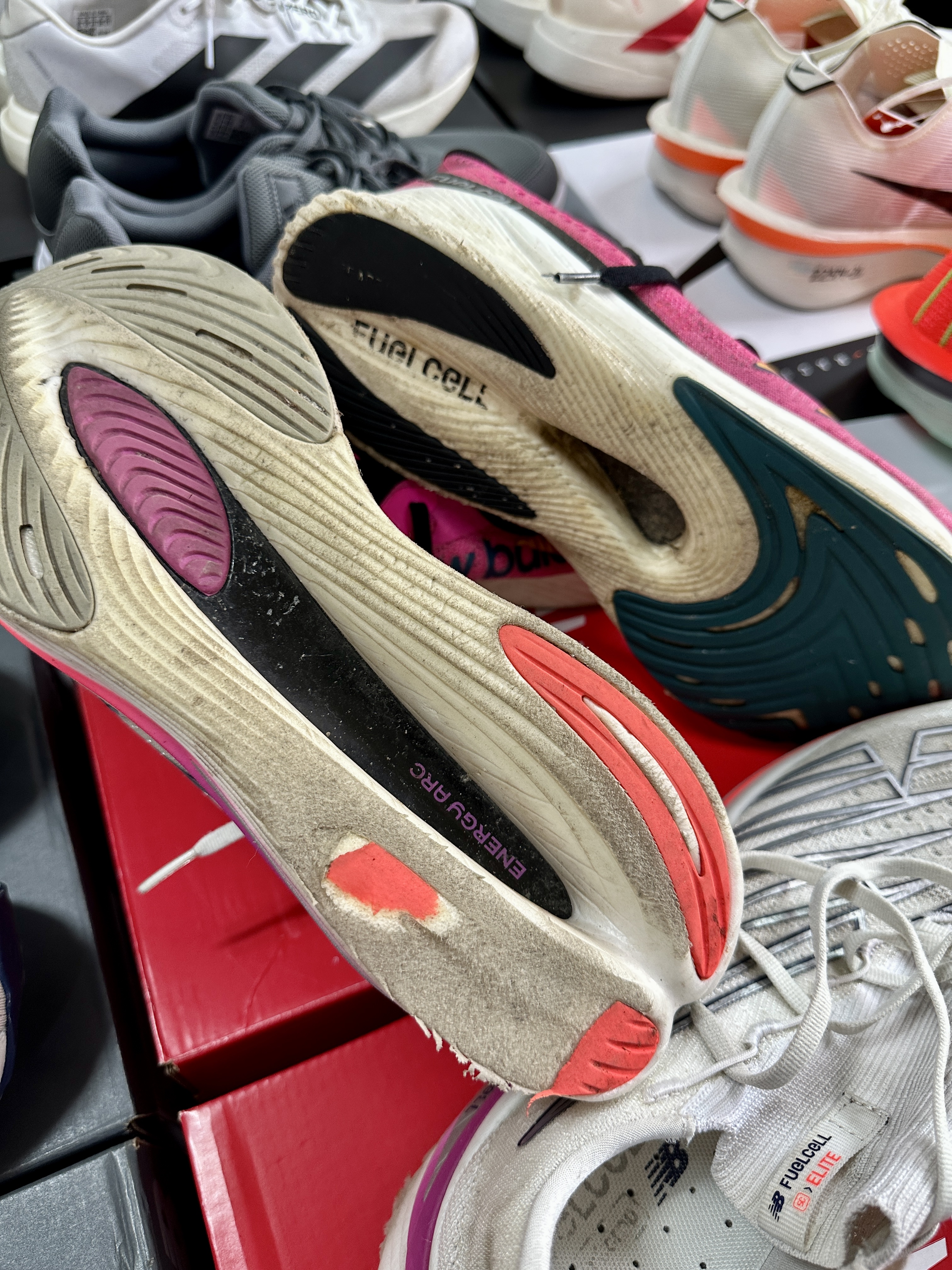 Nike ZoomX Vaporfly Next% White Cyber, Nike Air Zoom Alphafly Next% Barely Volt 착용 스타일 - 3