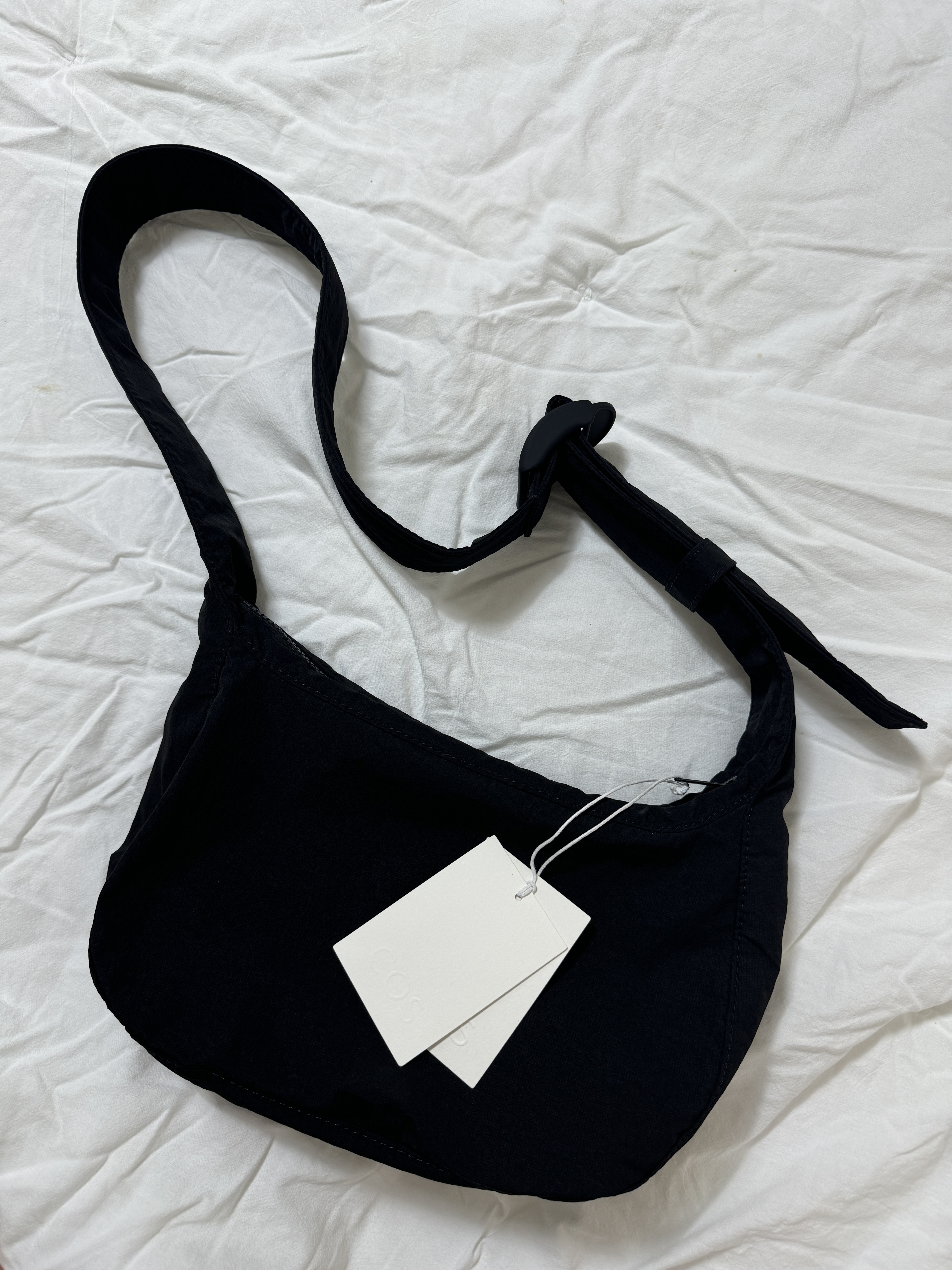COS Nylon Crossbody Saddle Bag Black 착용 스타일 - 2