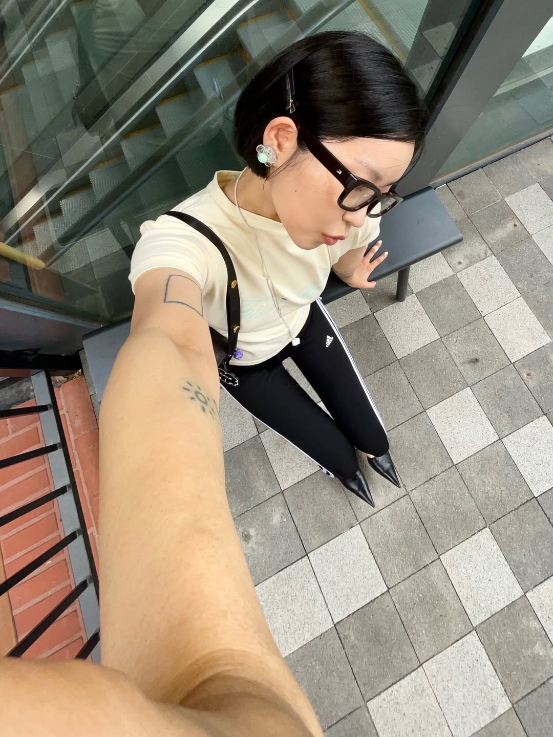 THIS IS FINE Cropped Signature Tee Cream 착용 스타일 - 3