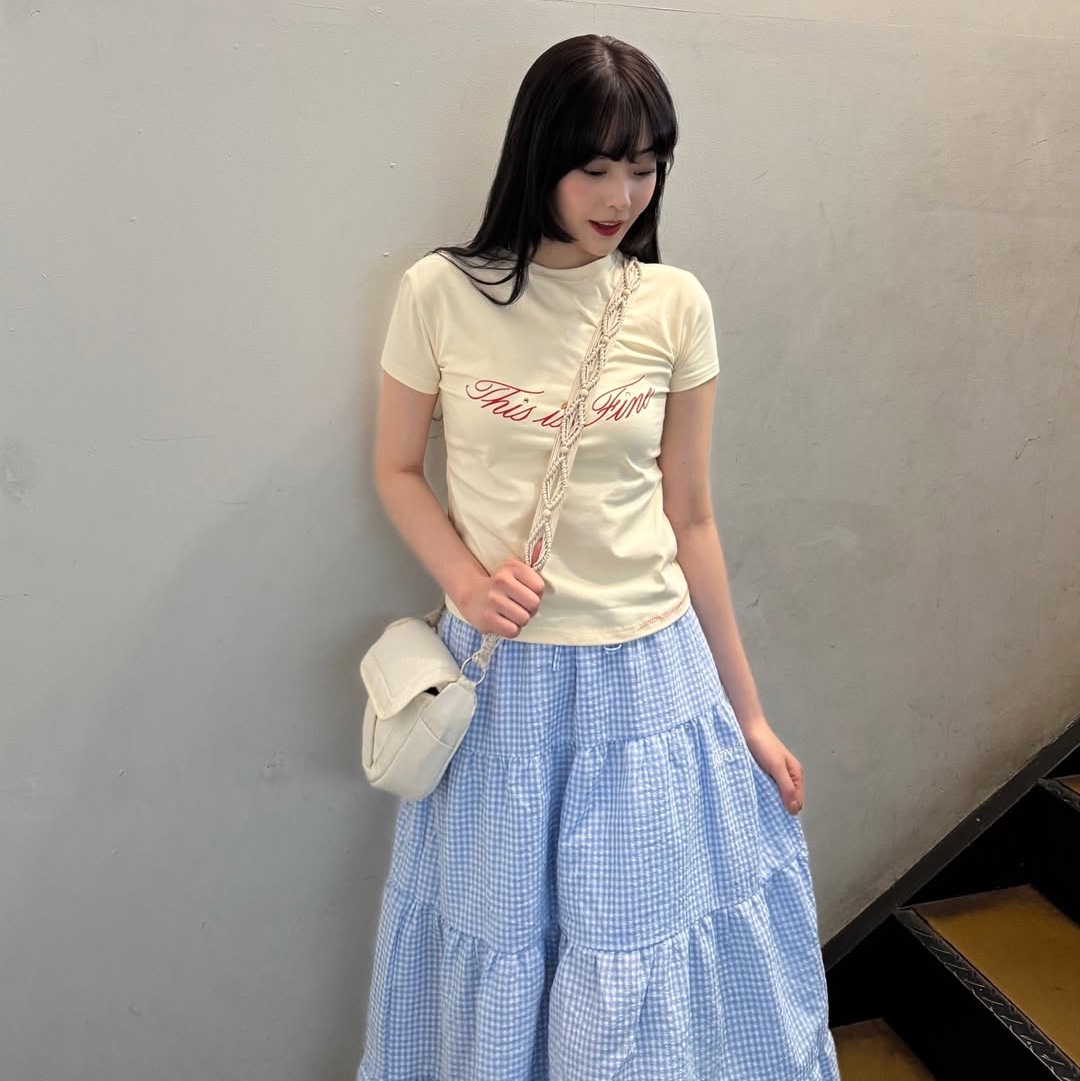 THIS IS FINE Cropped Signature Tee Yellow 착용 스타일 - 3
