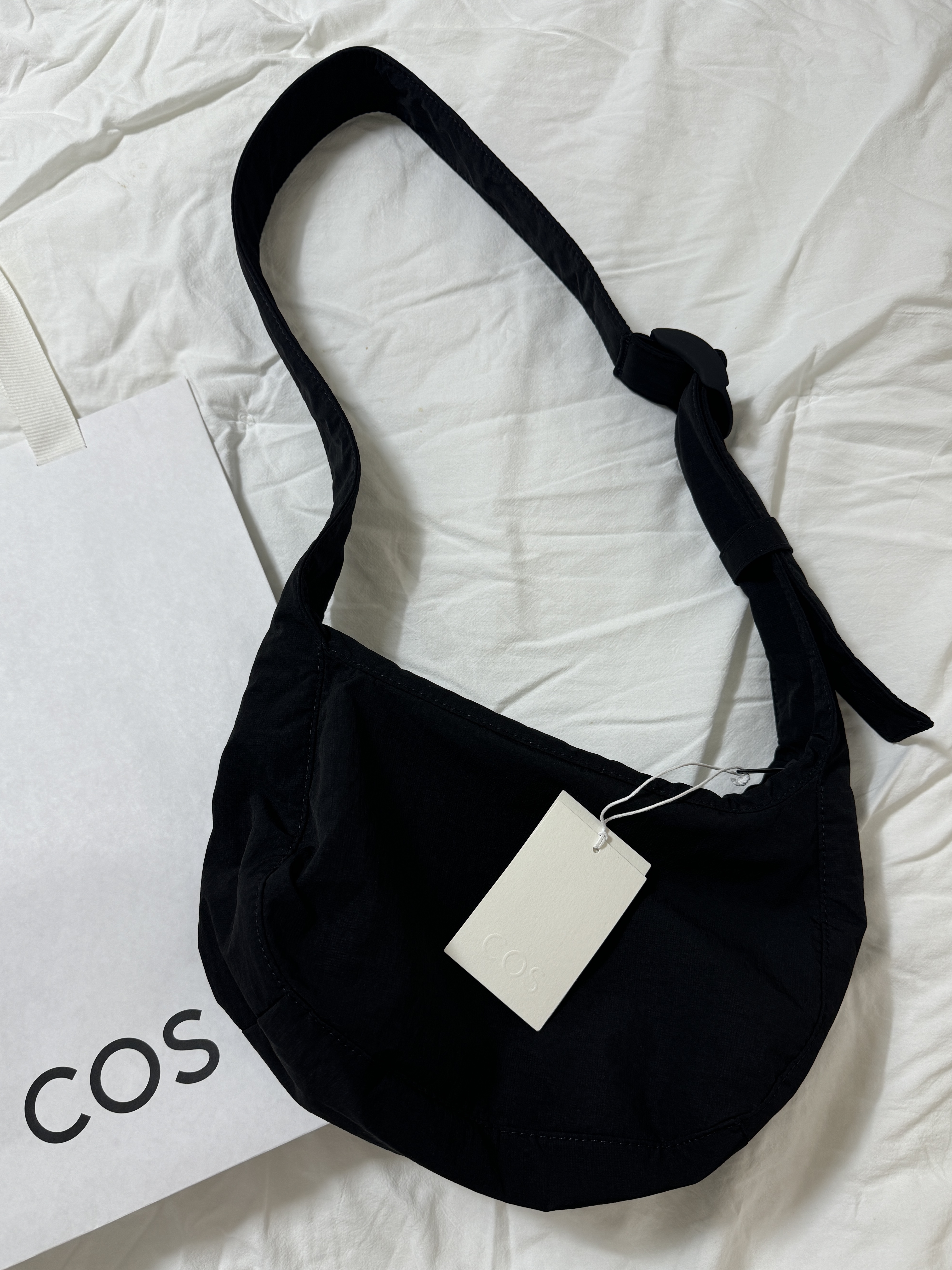 COS Nylon Crossbody Saddle Bag Black 착용 스타일 - 1