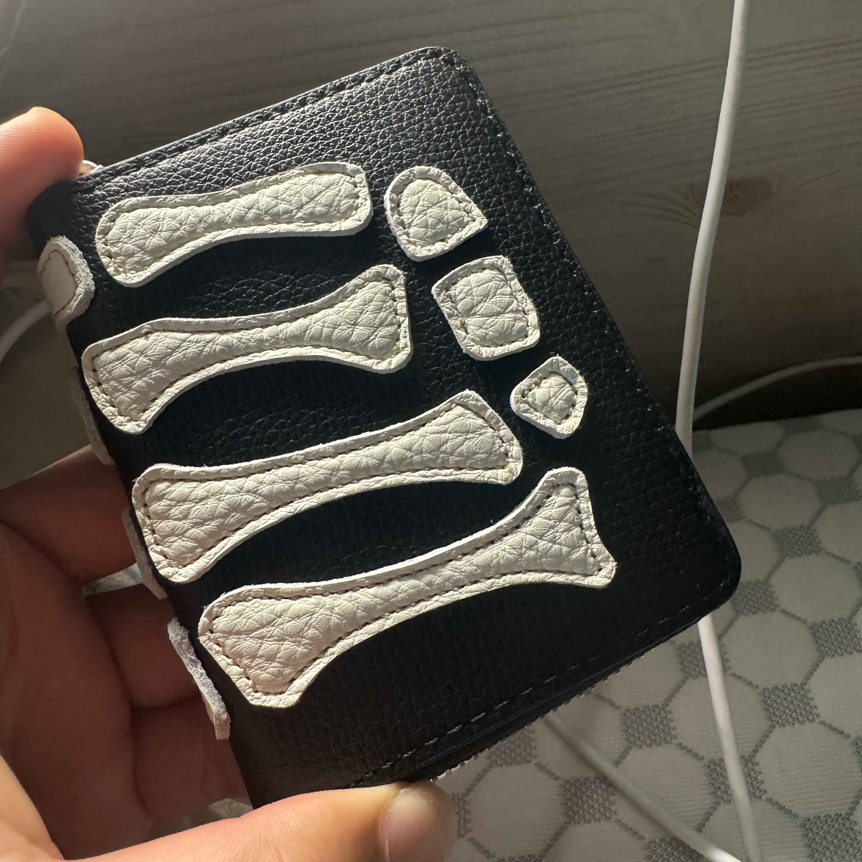 Kapital Thumbs Up Bone Hand Zip Mini Wallet Black 착용 스타일