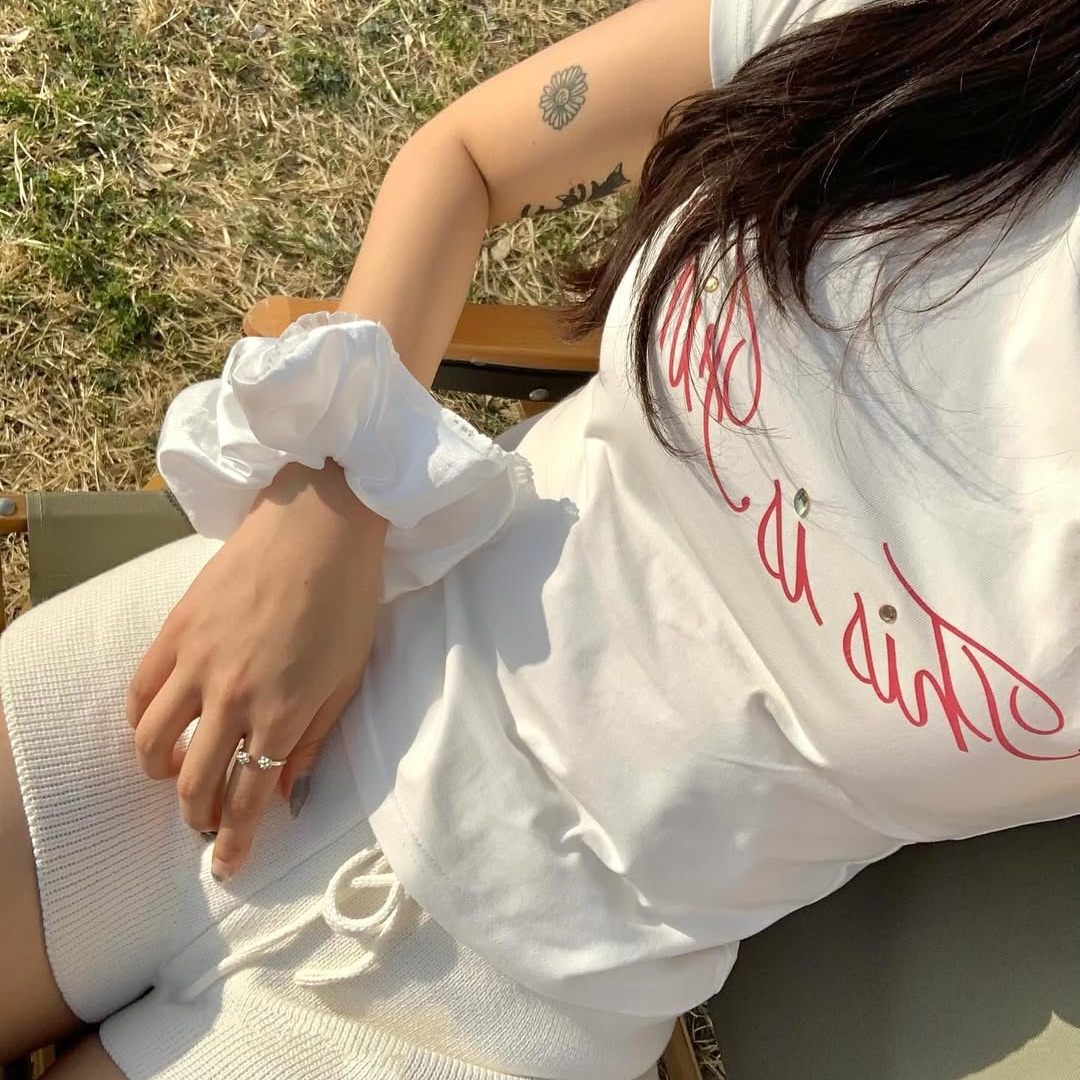 THIS IS FINE Cropped Signature Tee White 착용 스타일 - 6