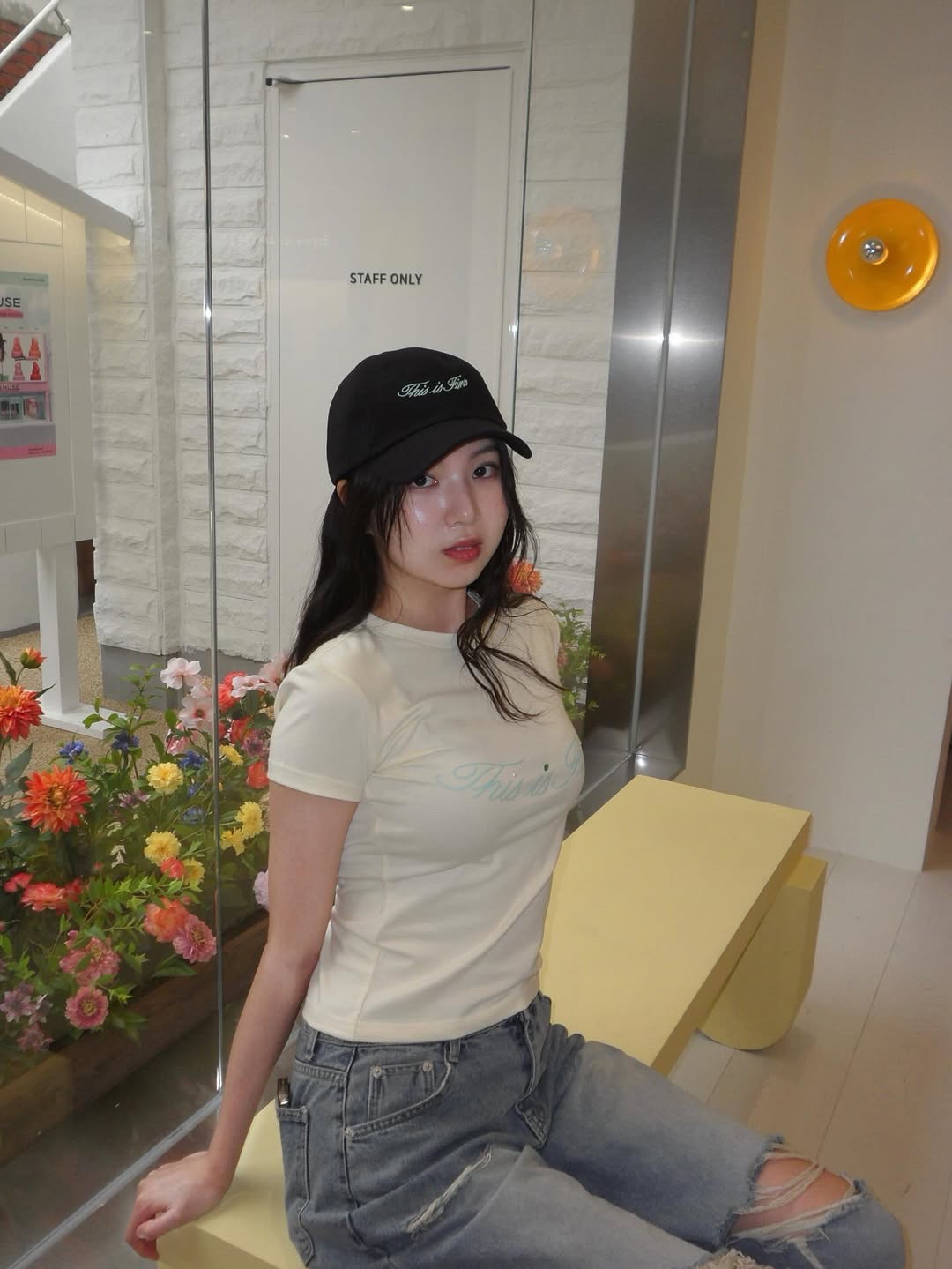 THIS IS FINE Signature Ball Cap Black, THIS IS FINE Cropped Signature Tee Cream 착용 스타일 - 7