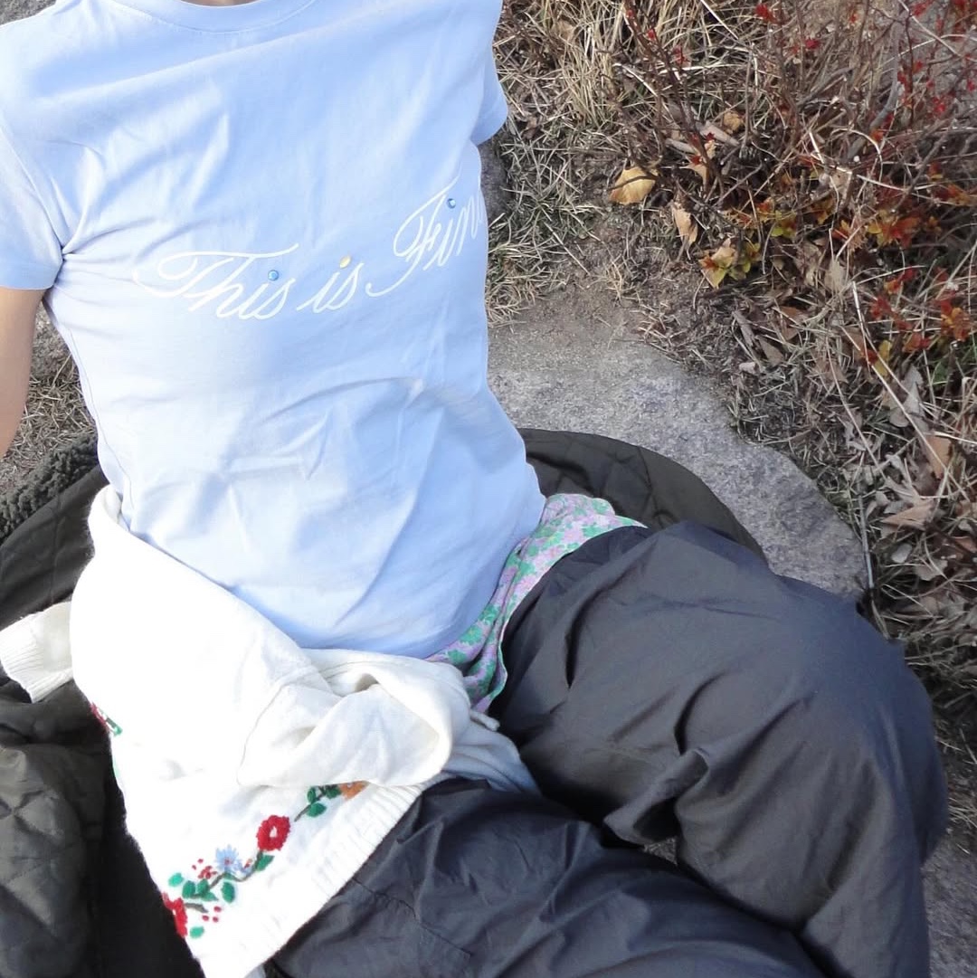 THIS IS FINE Cropped Signature Tee Sky 착용 스타일 - 6