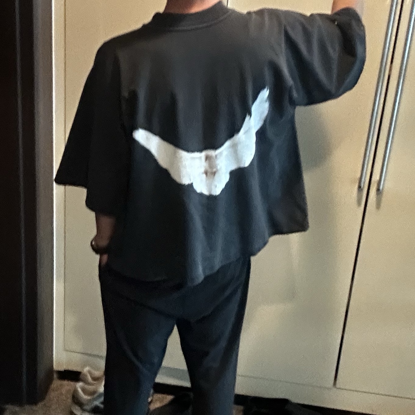 Yeezy Gap Engineered By Balenciaga Dove No Seam T-Shirt Washed Black 착용 스타일